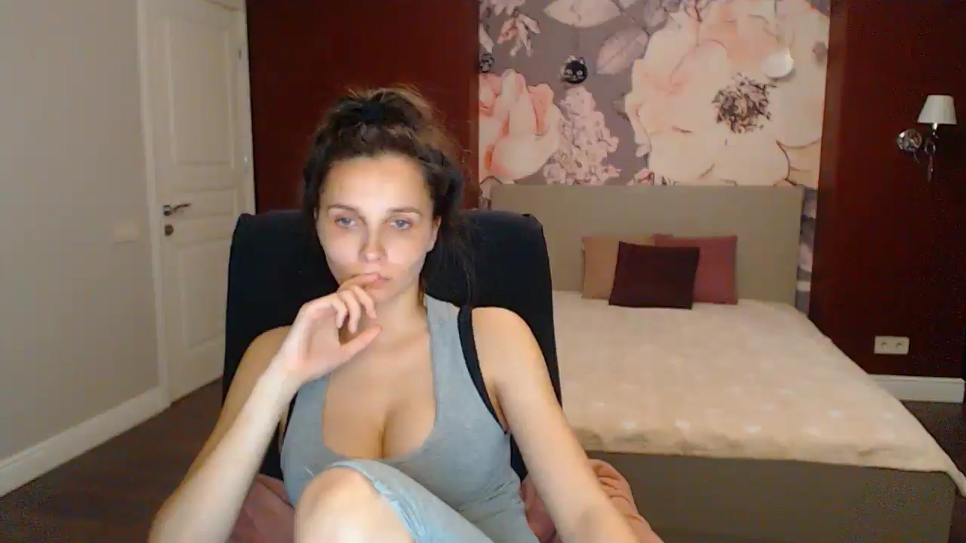 Gallery image thumbnail from Karina_Mils's myfreecams stream on, 05/17/2025, 16:37 image 16 of 20