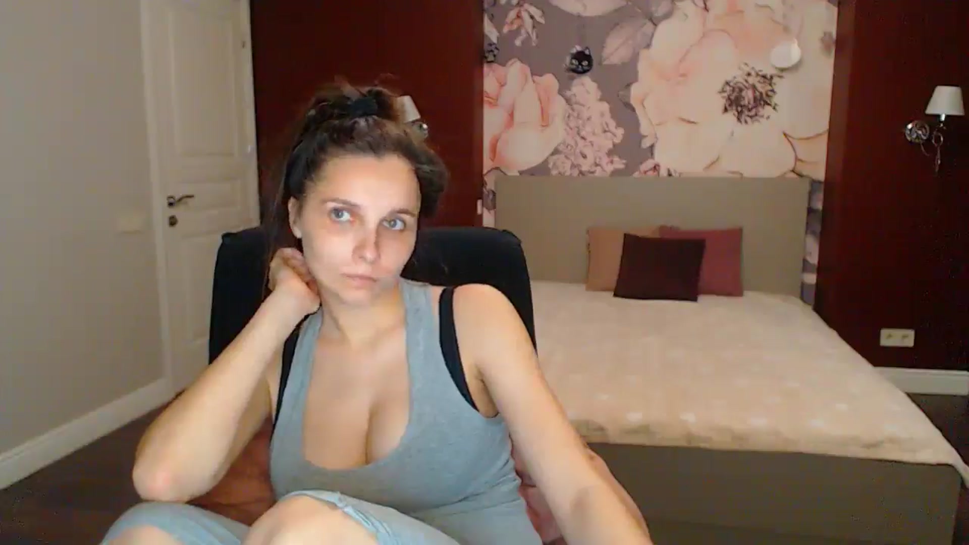 Gallery image thumbnail from Karina_Mils's myfreecams stream on, 05/17/2025, 18:30 image 17 of 20