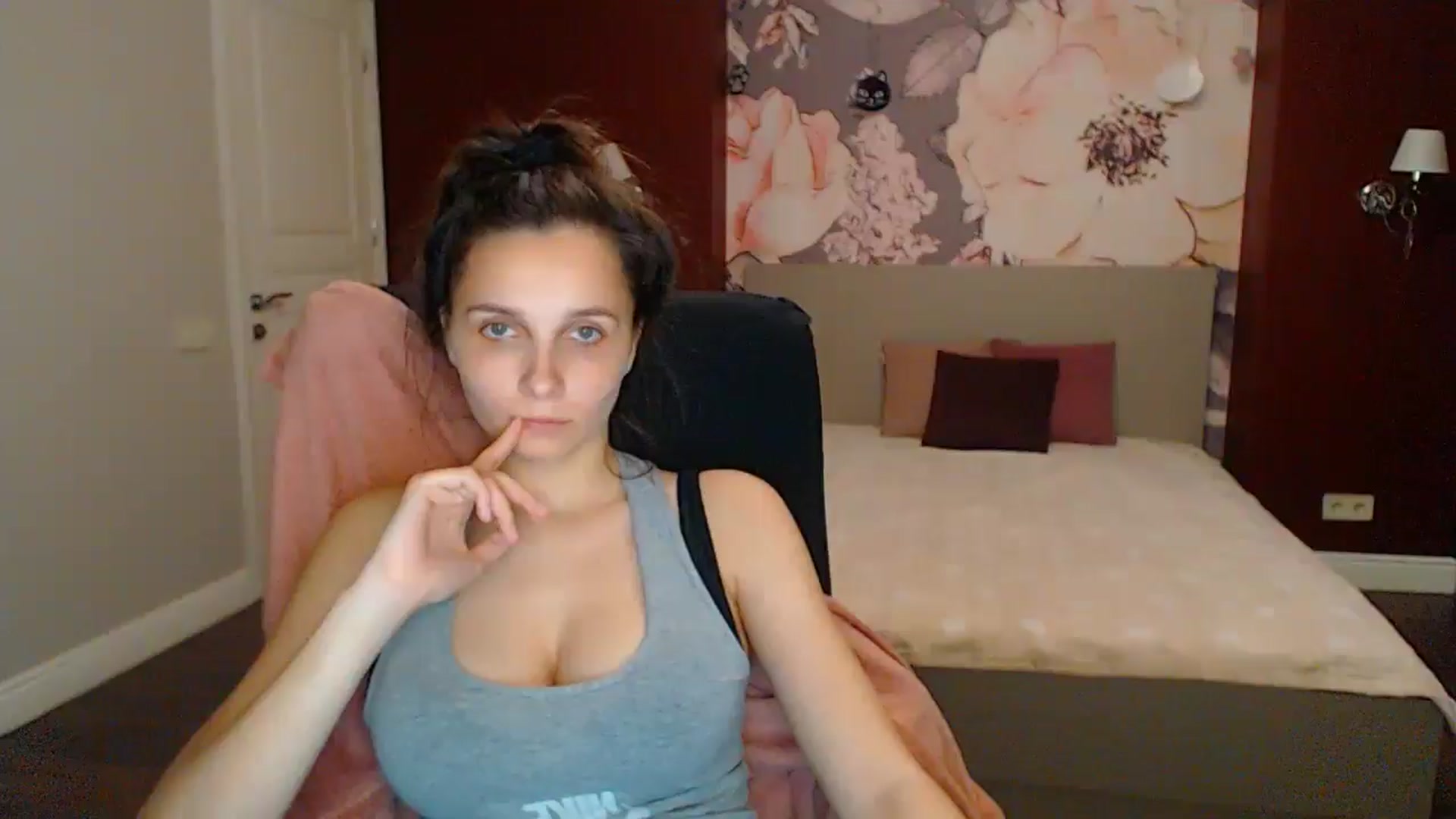 Gallery image thumbnail from Karina_Mils's myfreecams stream on, 05/17/2025, 18:30 image 13 of 20