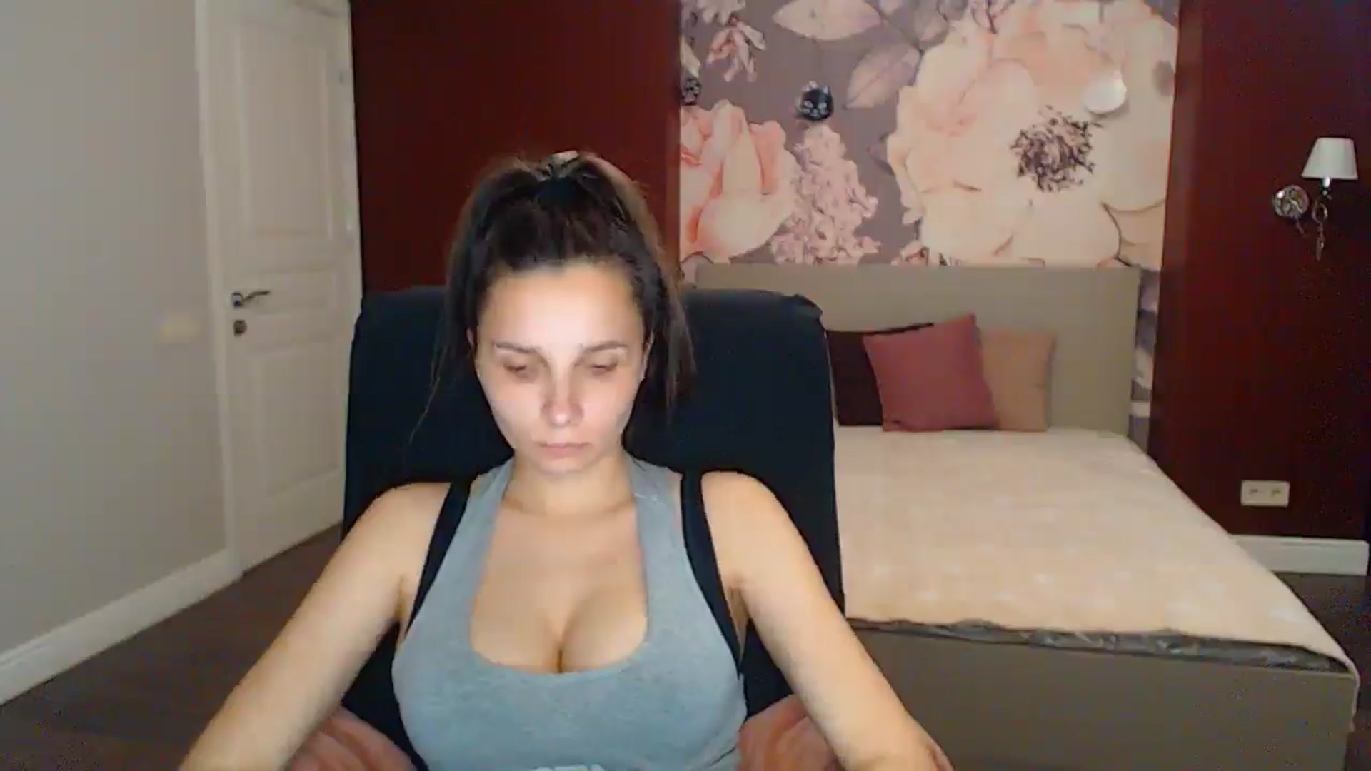 Gallery image thumbnail from Karina_Mils's myfreecams stream on, 05/18/2025, 16:41 image 15 of 20