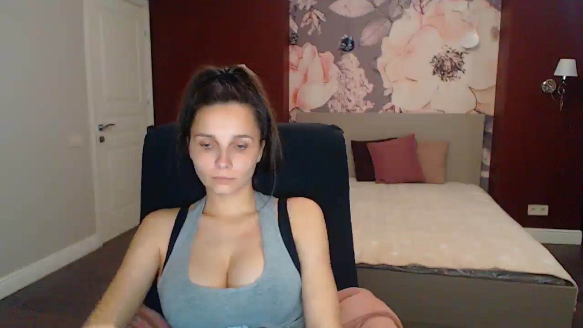 Gallery image thumbnail from Karina_Mils's myfreecams stream on, 05/18/2025, 16:41 image 12 of 20
