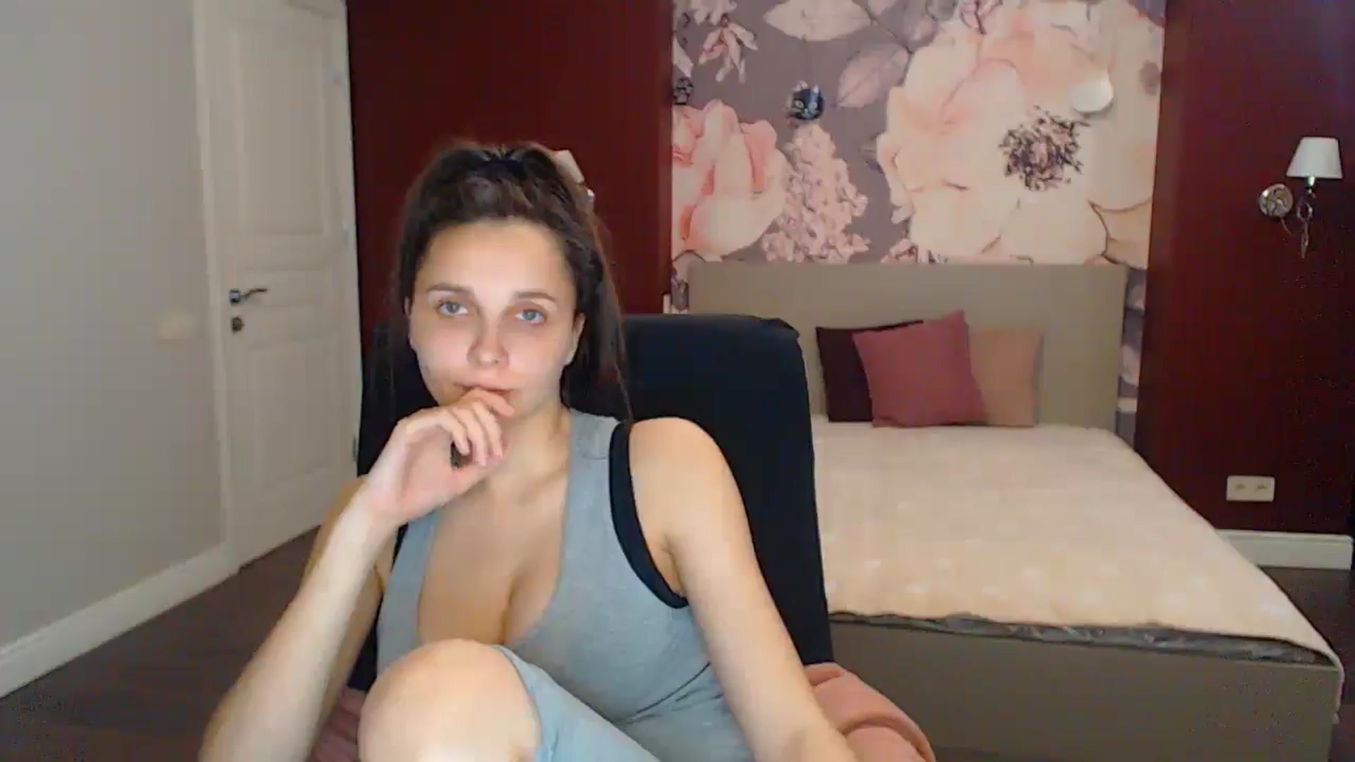 Gallery image thumbnail from Karina_Mils's myfreecams stream on, 05/18/2025, 16:41 image 5 of 20