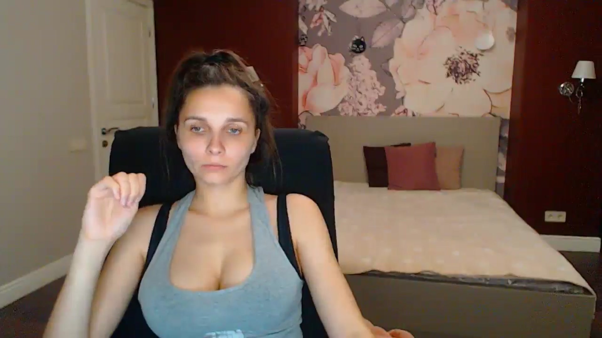 Gallery image thumbnail from Karina_Mils's myfreecams stream on, 05/18/2025, 18:12 image 12 of 20