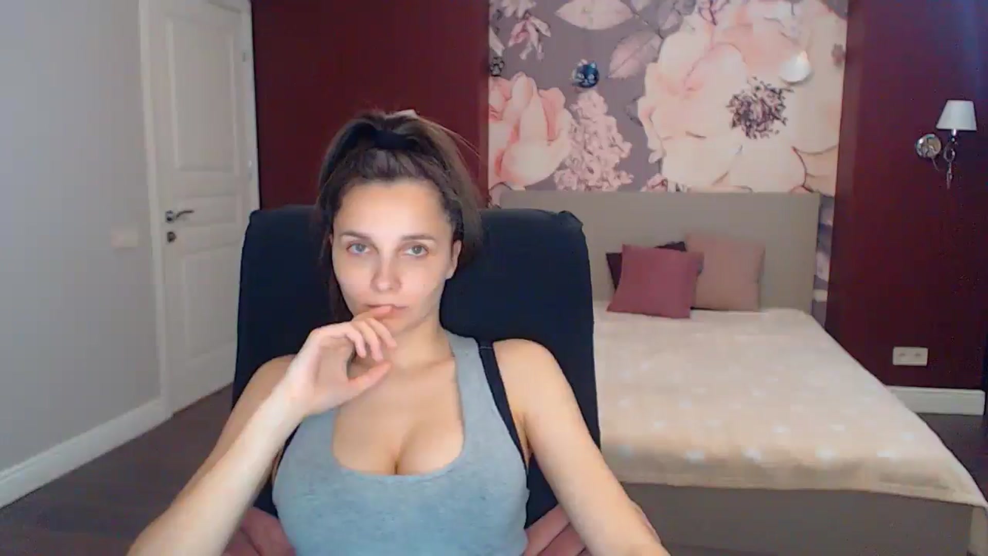 Gallery image thumbnail from Karina_Mils's myfreecams stream on, 05/19/2025, 10:07 image 7 of 20