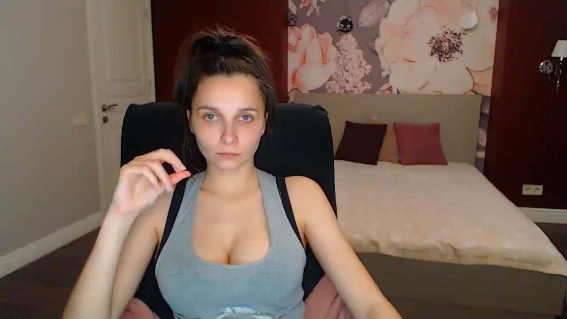 Gallery image thumbnail from Karina_Mils's myfreecams stream on, 05/25/2025, 16:02 image 14 of 20