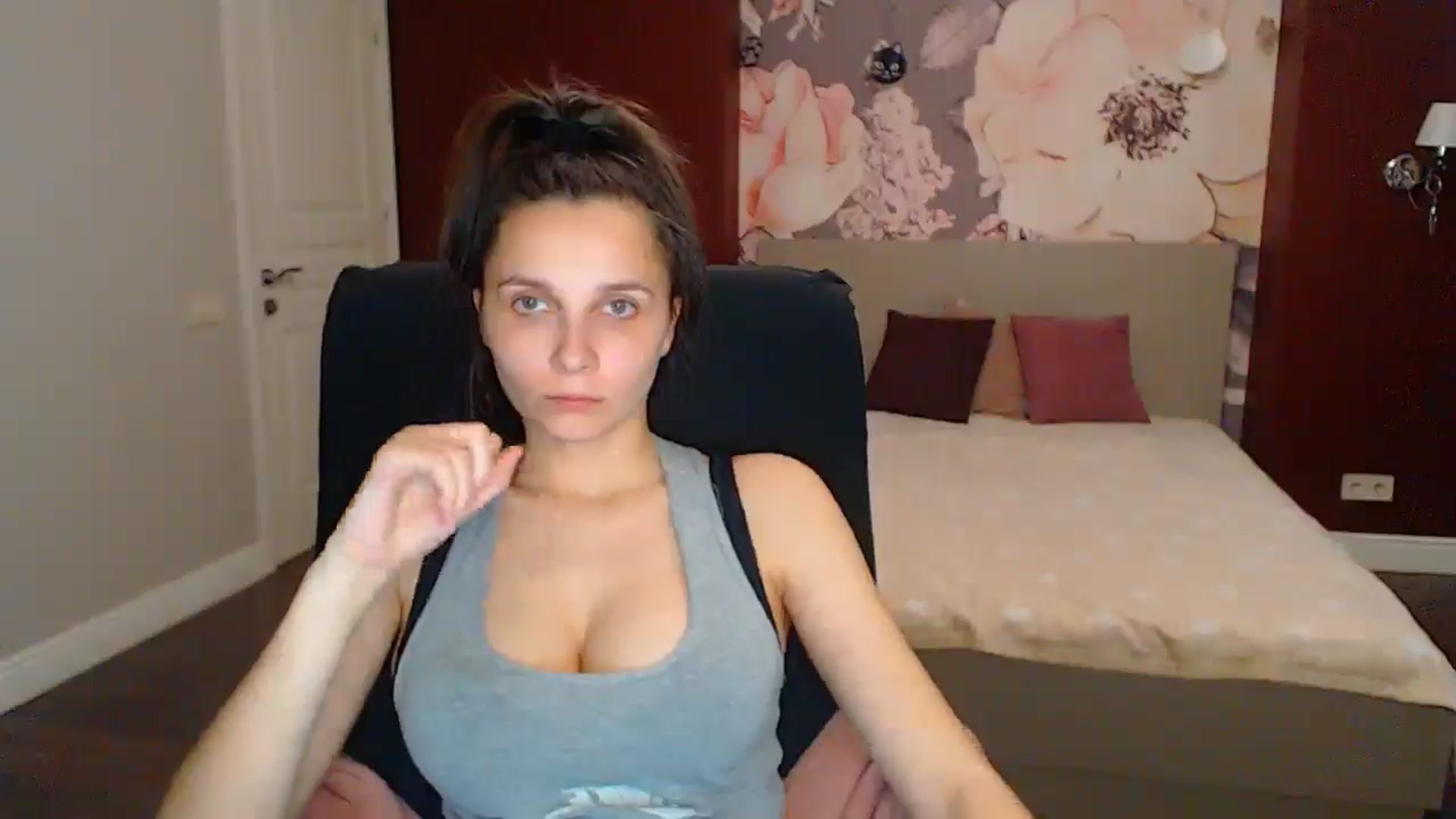 Gallery image thumbnail from Karina_Mils's myfreecams stream on, 05/25/2025, 16:02 image 17 of 20