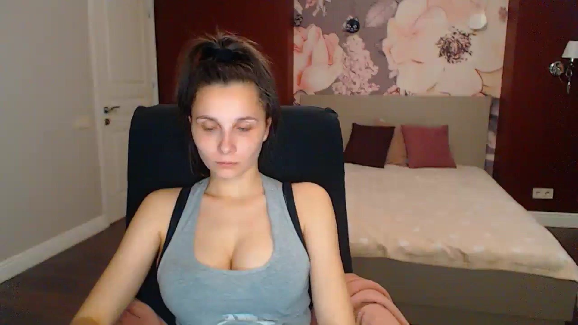 Gallery image thumbnail from Karina_Mils's myfreecams stream on, 05/25/2025, 16:02 image 18 of 20