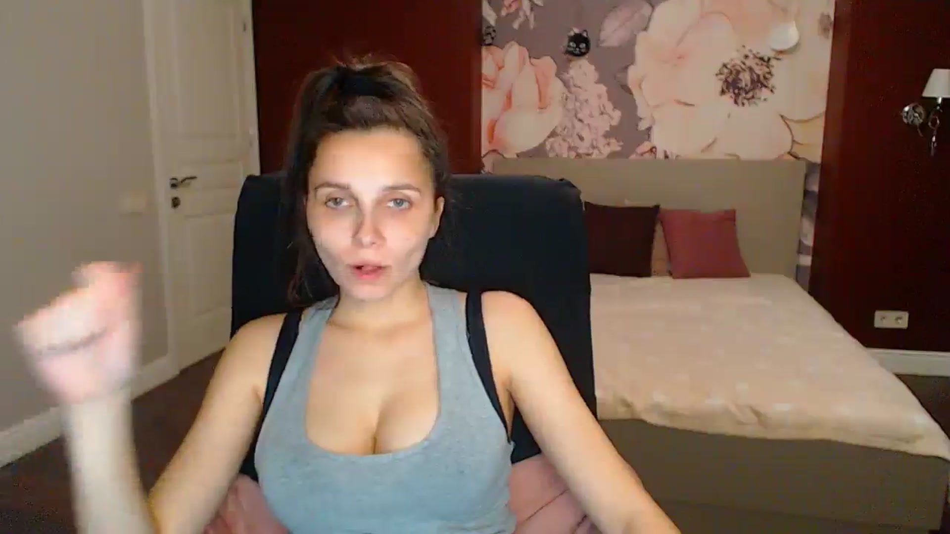 Gallery image thumbnail from Karina_Mils's myfreecams stream on, 05/25/2025, 18:20 image 12 of 20