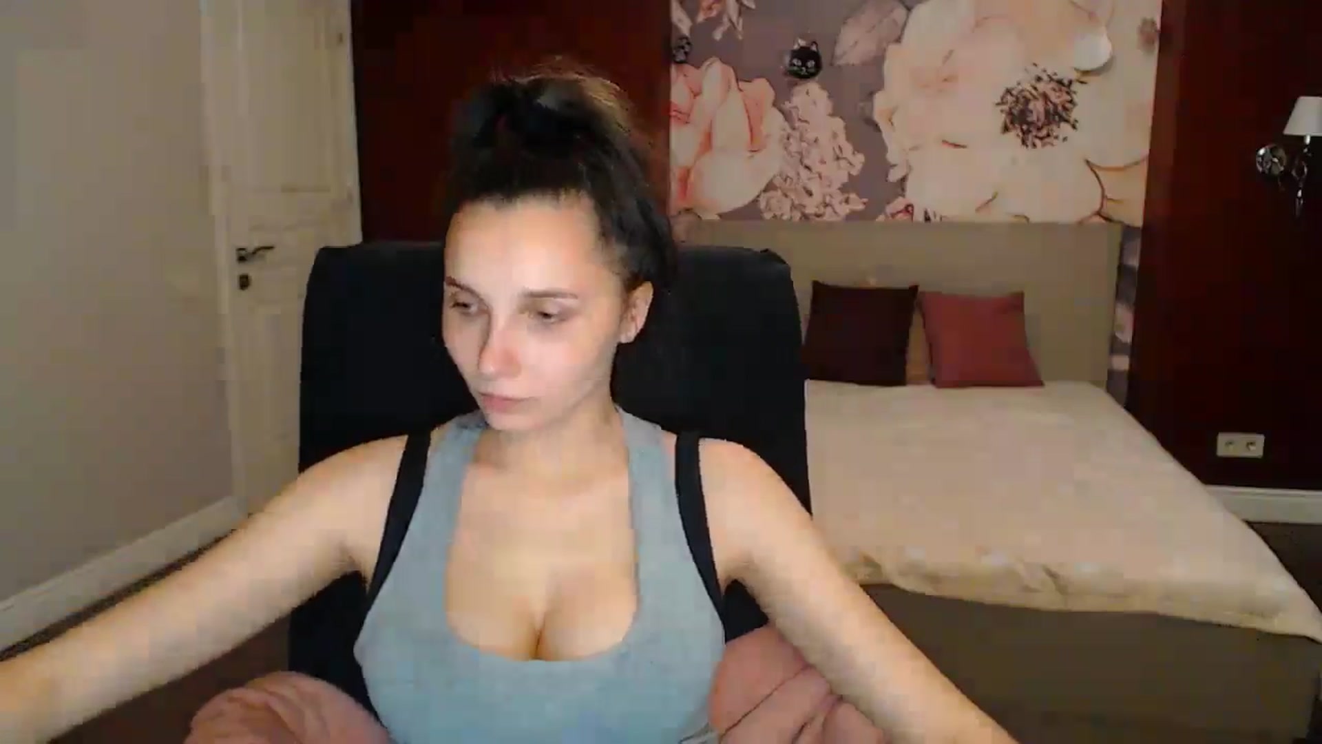 Gallery image thumbnail from Karina_Mils's myfreecams stream on, 05/25/2025, 18:20 image 14 of 20