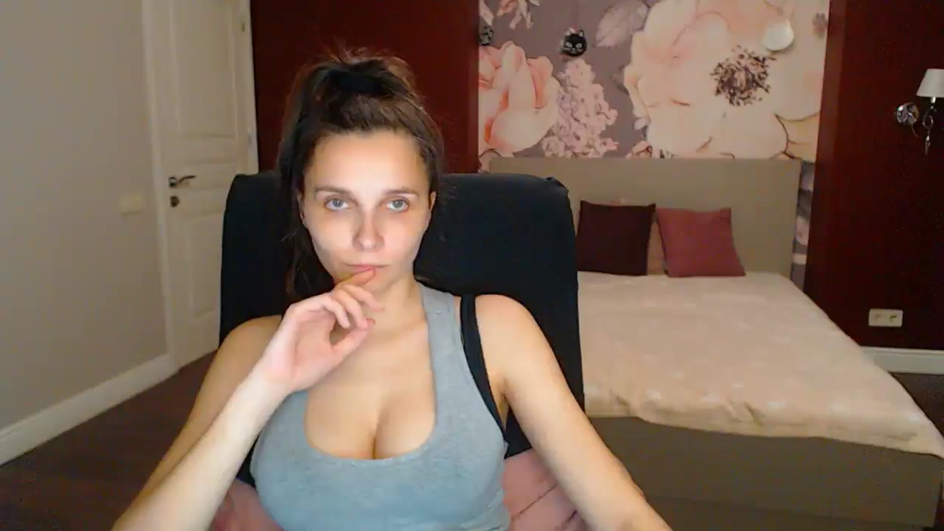 Gallery image thumbnail from Karina_Mils's myfreecams stream on, 05/25/2025, 18:20 image 11 of 20