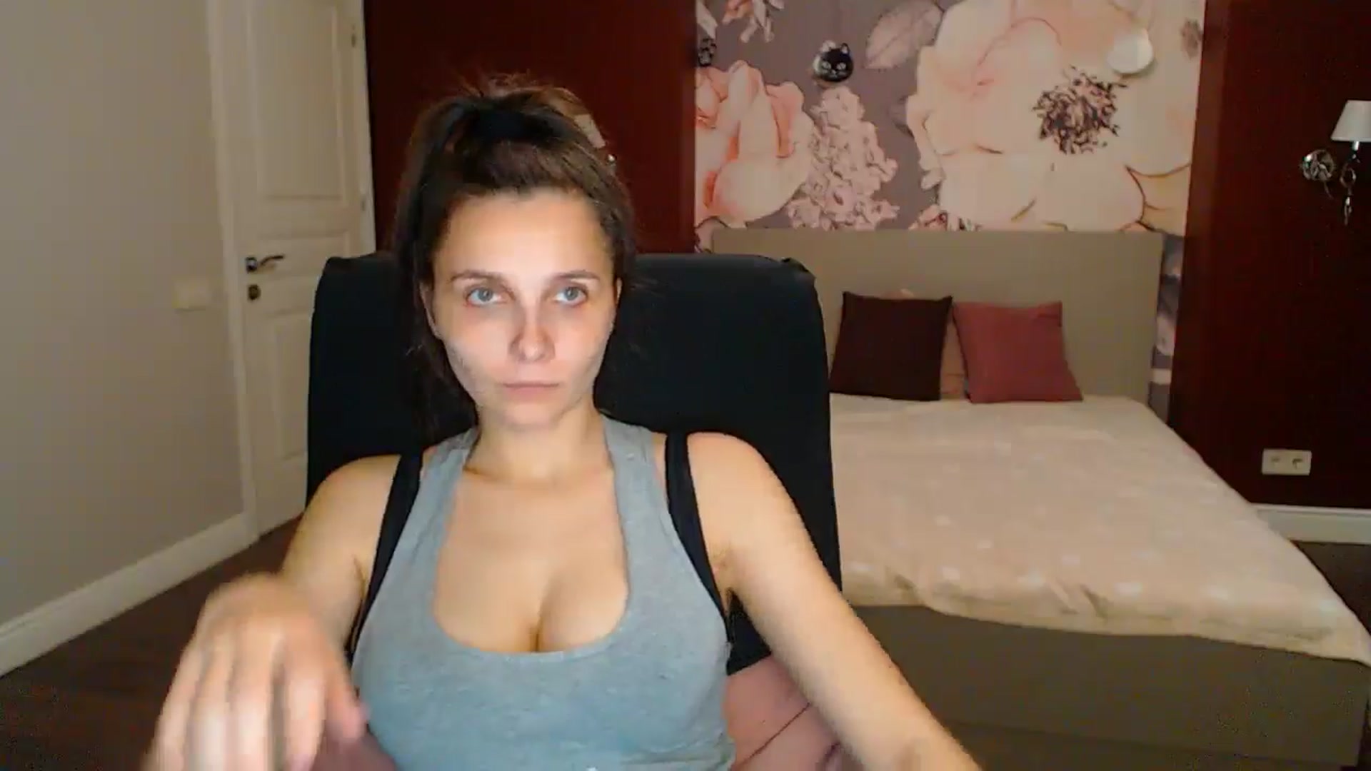 Gallery image thumbnail from Karina_Mils's myfreecams stream on, 05/25/2025, 18:20 image 15 of 20