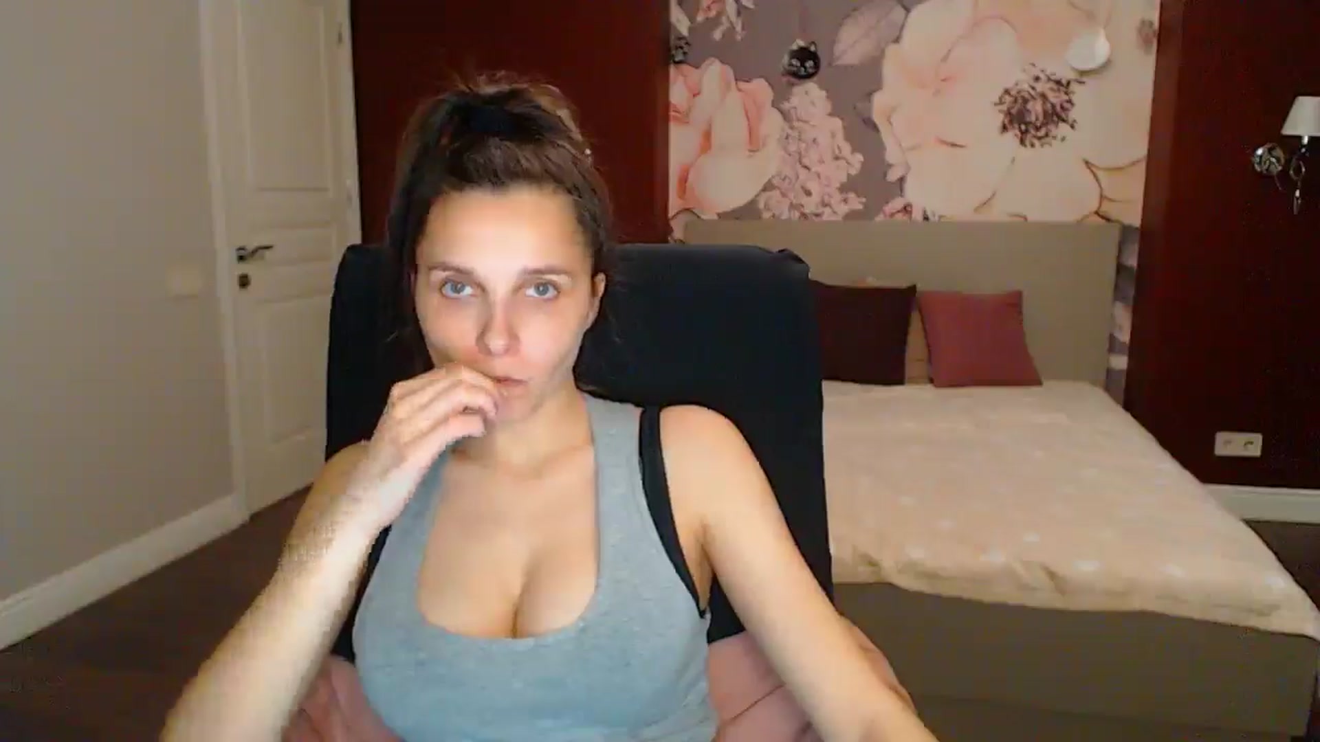 Gallery image thumbnail from Karina_Mils's myfreecams stream on, 05/25/2025, 18:20 image 9 of 20