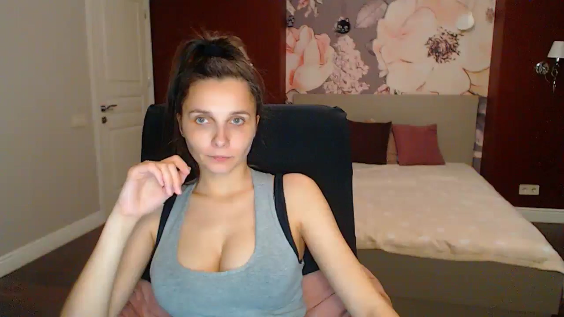 Gallery image thumbnail from Karina_Mils's myfreecams stream on, 05/25/2025, 18:20 image 10 of 20