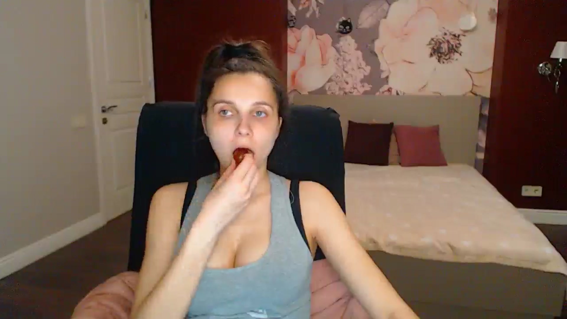 Gallery image thumbnail from Karina_Mils's myfreecams stream on, 05/25/2025, 18:20 image 2 of 20