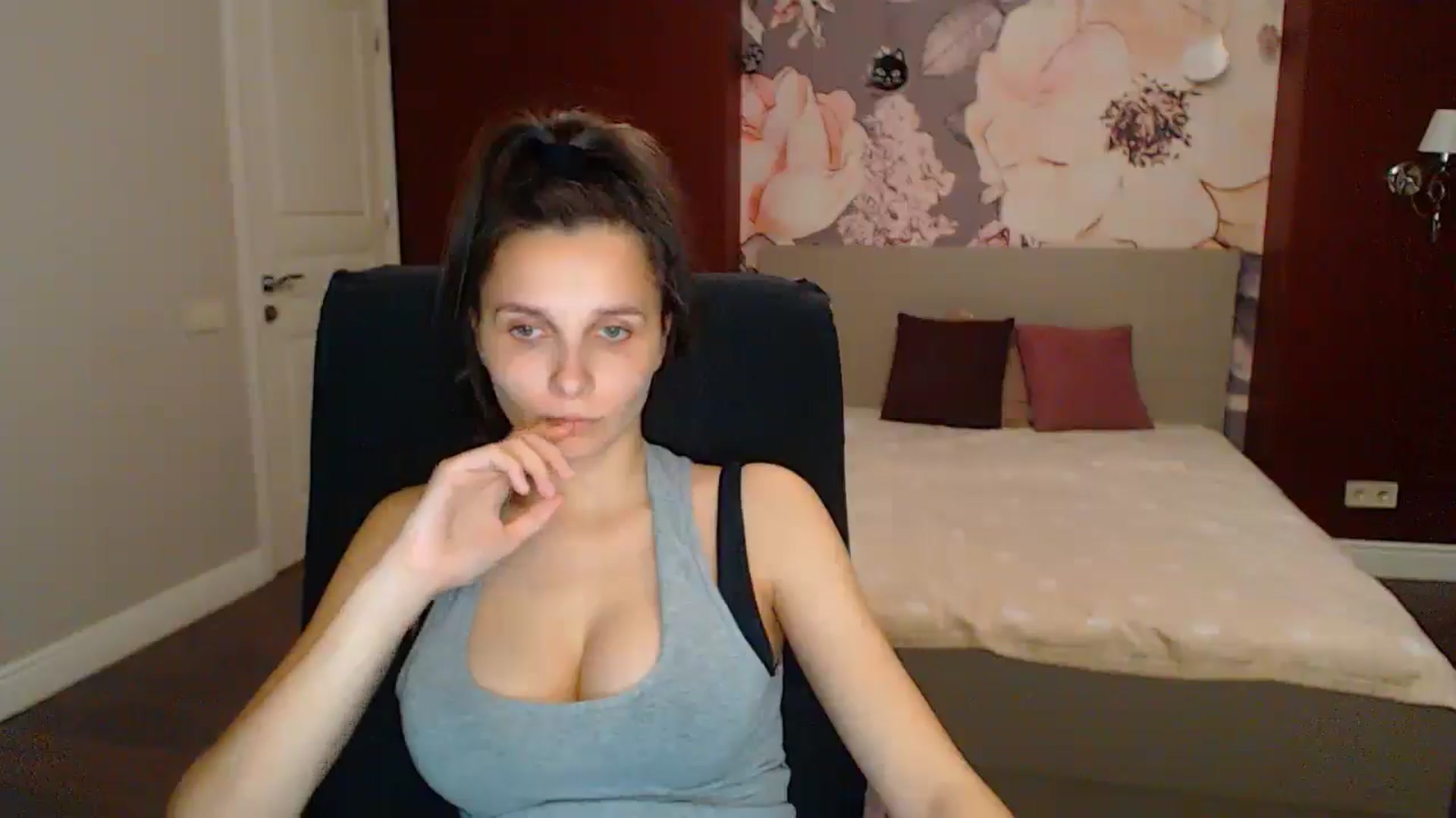 Gallery image thumbnail from Karina_Mils's myfreecams stream on, 05/25/2025, 19:04 image 8 of 20
