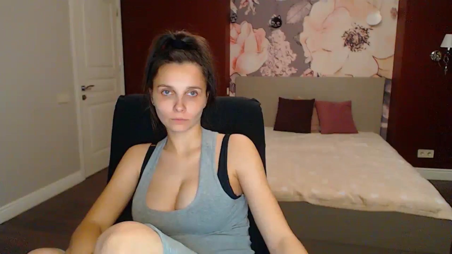 Gallery image thumbnail from Karina_Mils's myfreecams stream on, 05/25/2025, 19:04 image 18 of 20