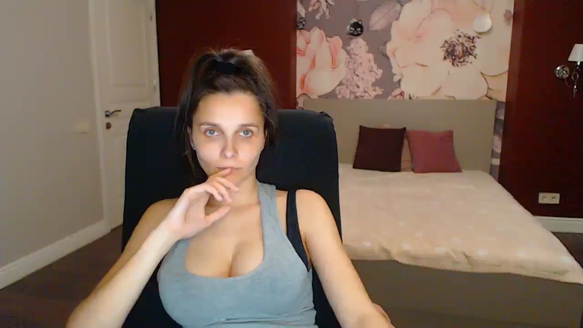 Gallery image thumbnail from Karina_Mils's myfreecams stream on, 05/25/2025, 19:04 image 13 of 20