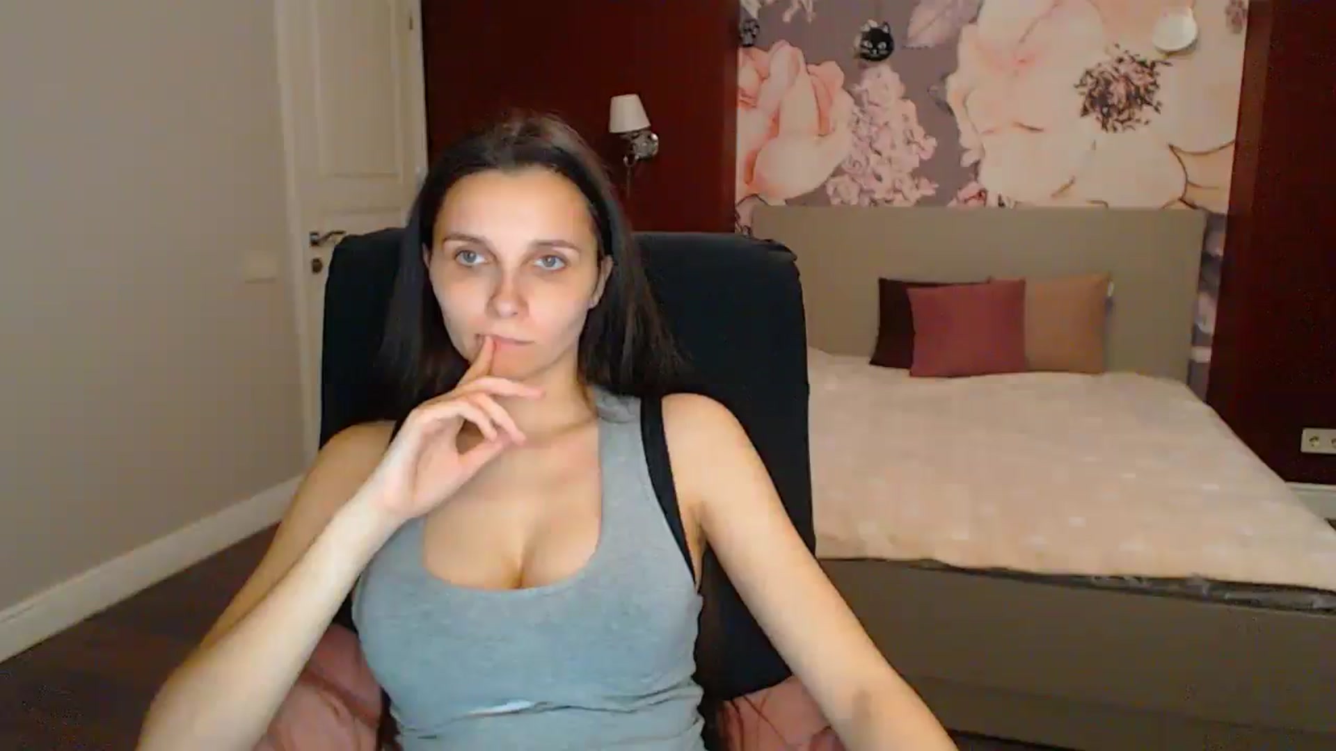 Gallery image thumbnail from Karina_Mils's myfreecams stream on, 05/30/2025, 18:15 image 15 of 20