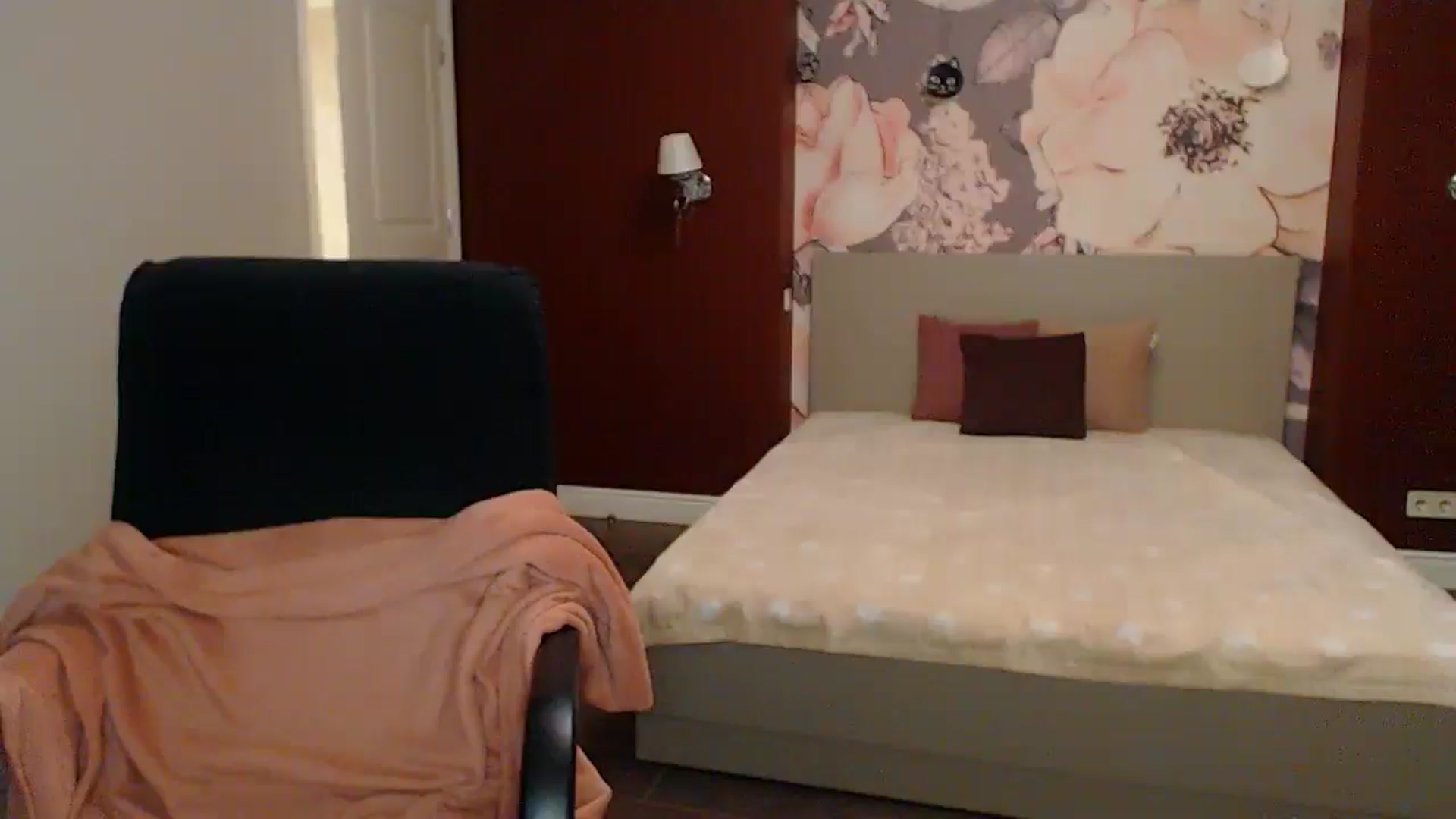 Gallery image thumbnail from Karina_Mils's myfreecams stream on, 05/31/2025, 18:02 image 14 of 20