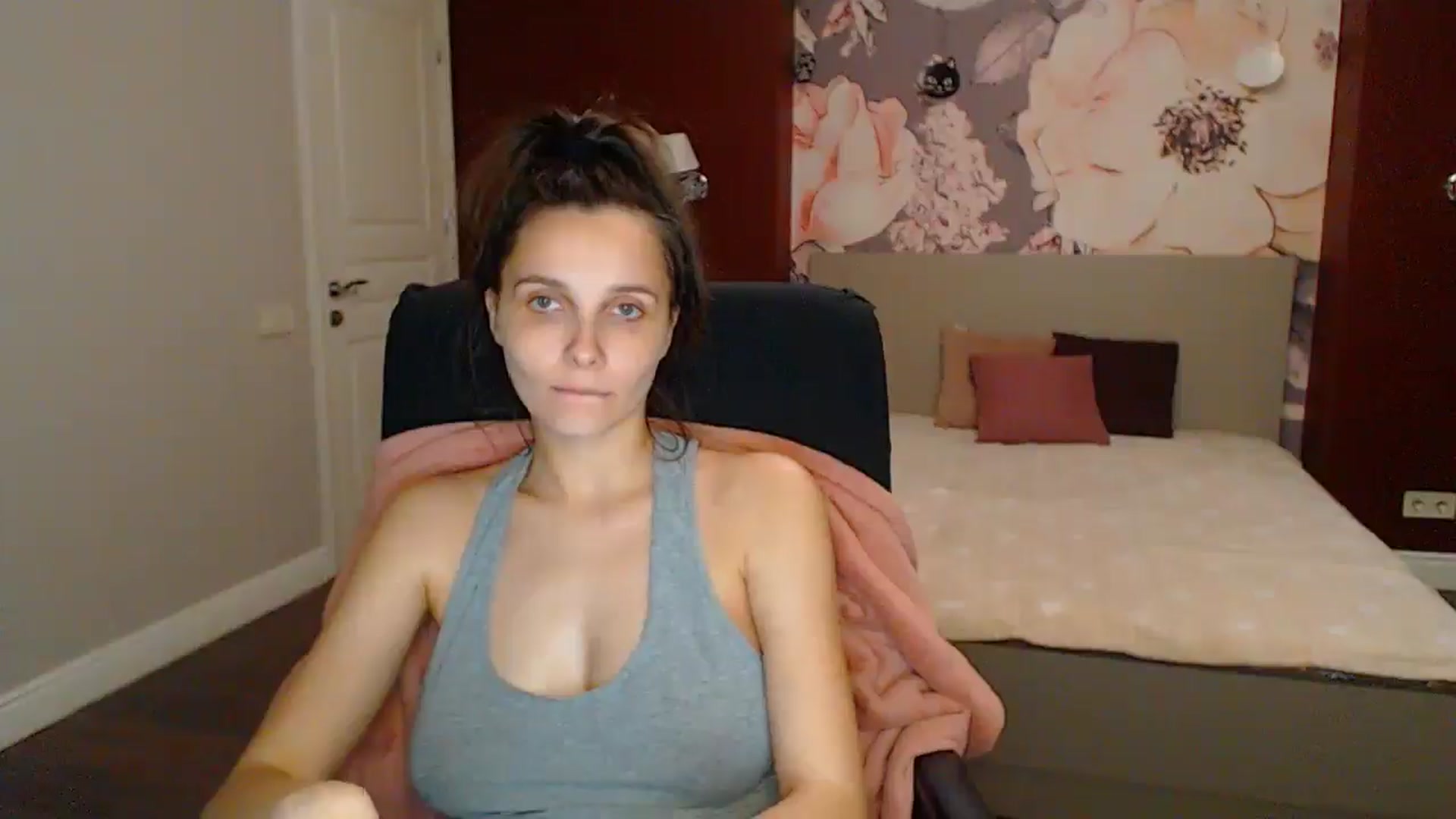 Gallery image thumbnail from Karina_Mils's myfreecams stream on, 06/01/2025, 19:36 image 12 of 20