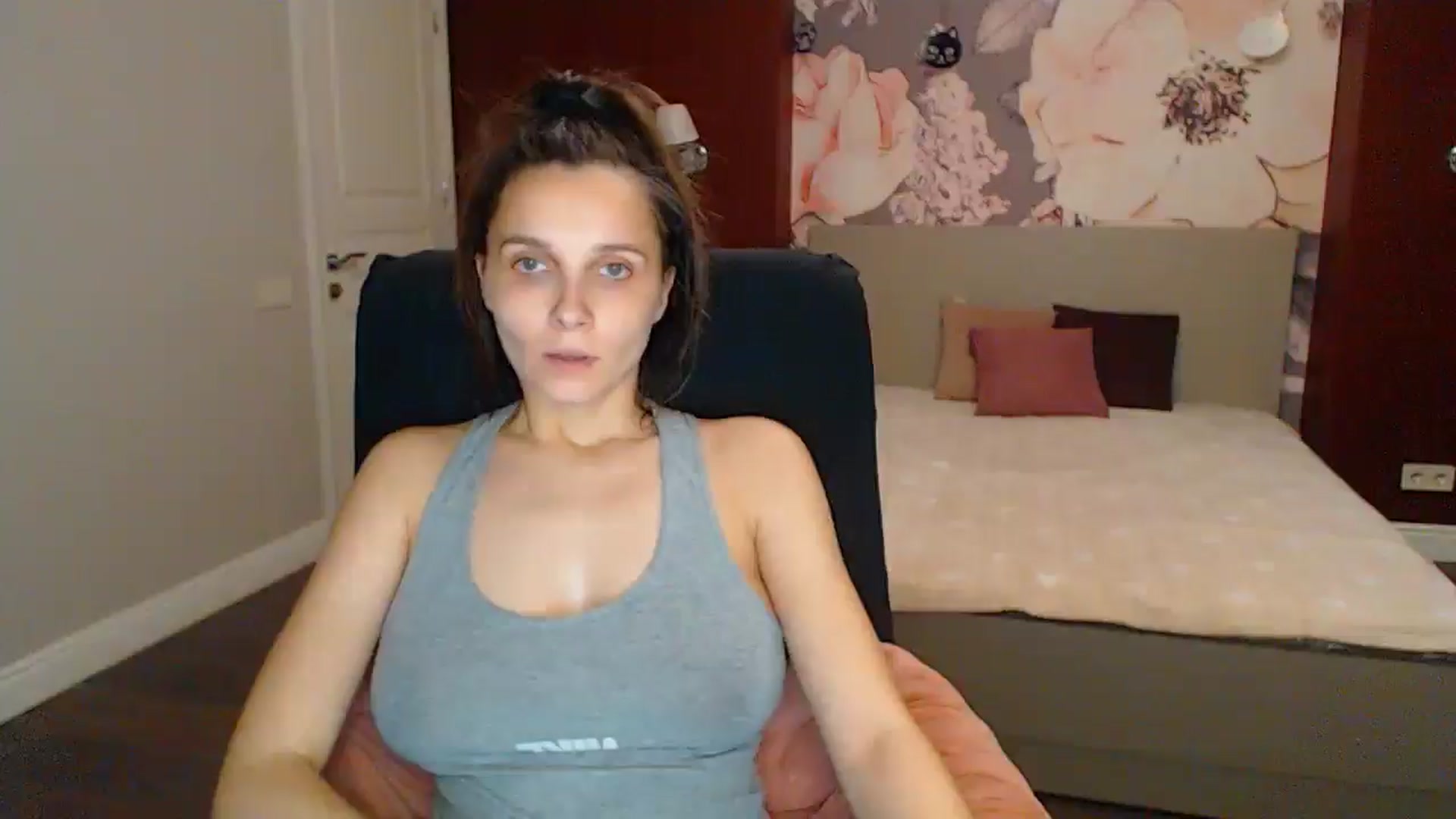 Gallery image thumbnail from Karina_Mils's myfreecams stream on, 06/01/2025, 19:36 image 18 of 20
