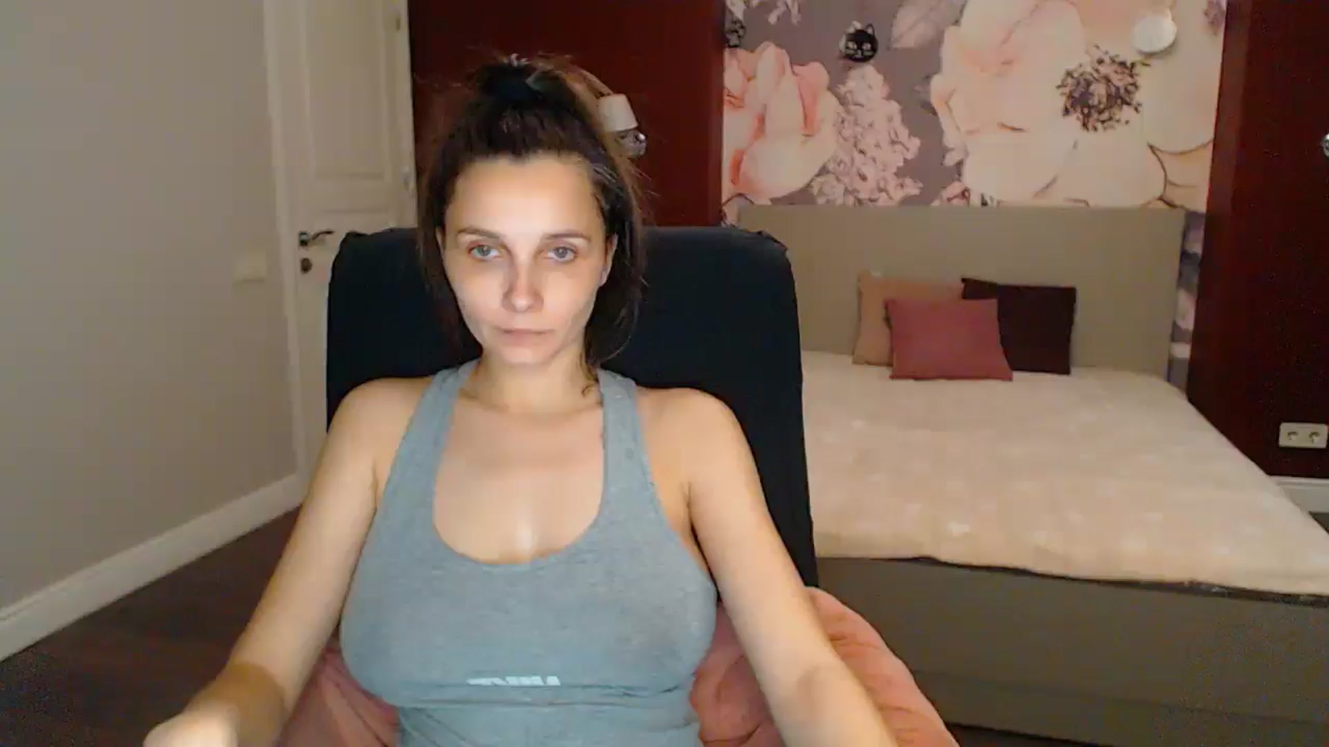 Gallery image thumbnail from Karina_Mils's myfreecams stream on, 06/01/2025, 19:36 image 17 of 20