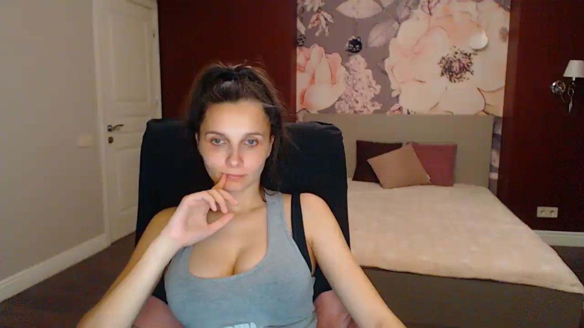 Gallery image thumbnail from Karina_Mils's myfreecams stream on, 06/14/2025, 19:29 image 17 of 20