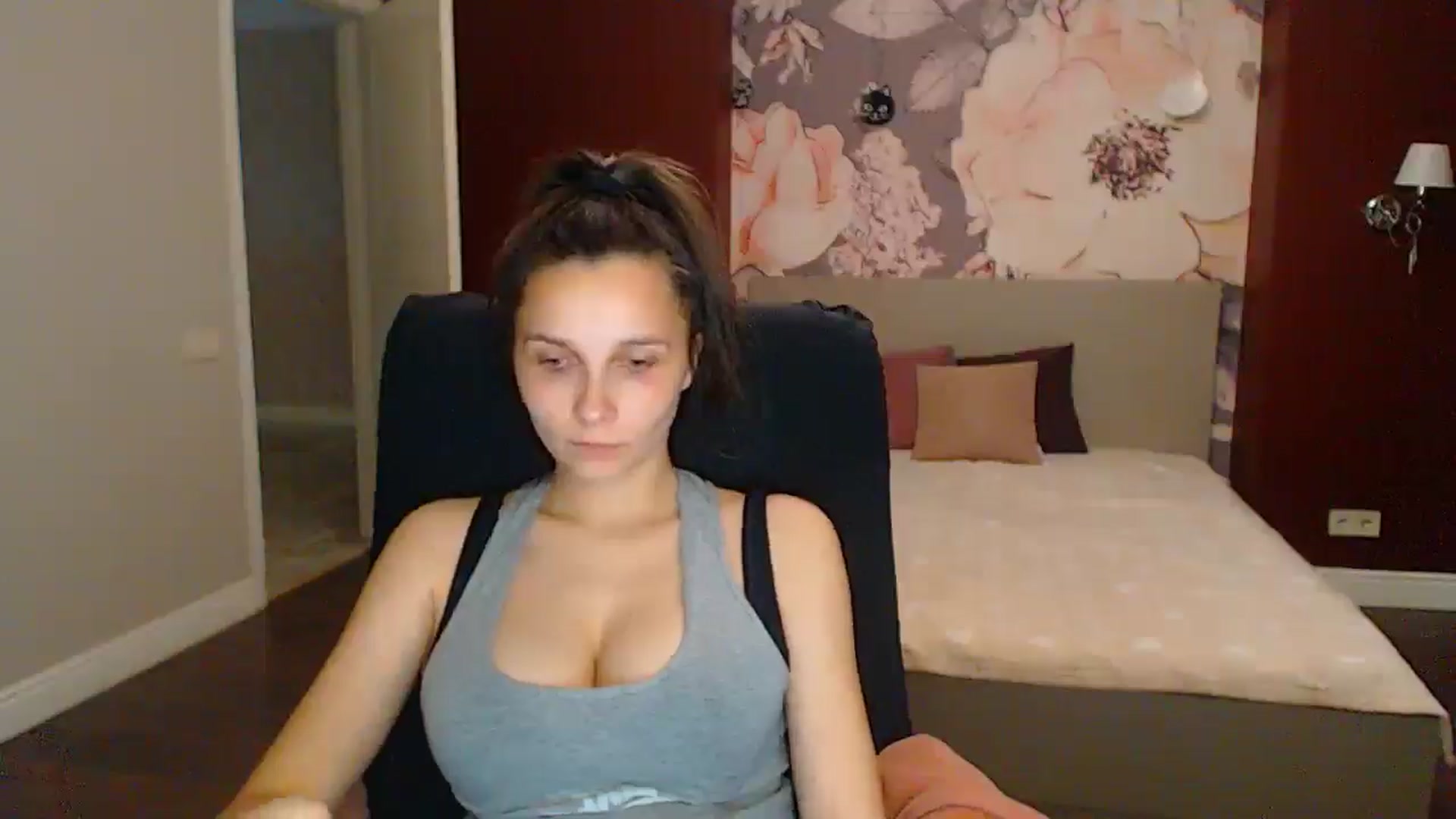 Gallery image thumbnail from Karina_Mils's myfreecams stream on, 06/15/2025, 18:06 image 15 of 20