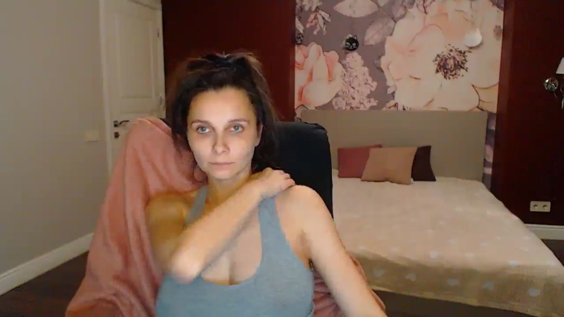 Gallery image thumbnail from Karina_Mils's myfreecams stream on, 06/15/2025, 20:40 image 7 of 20