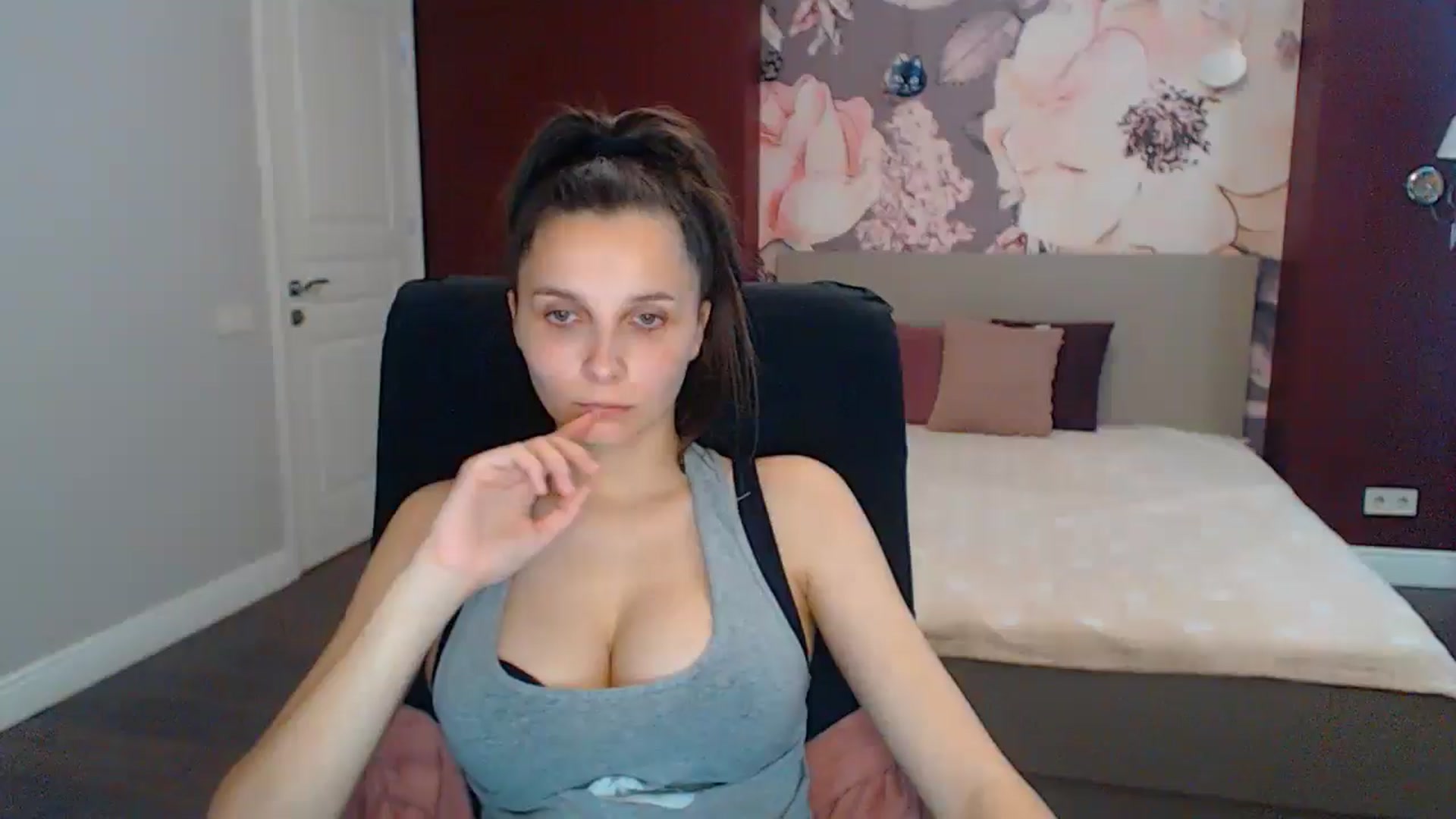 Gallery image thumbnail from Karina_Mils's myfreecams stream on, 06/16/2025, 10:58 image 11 of 20