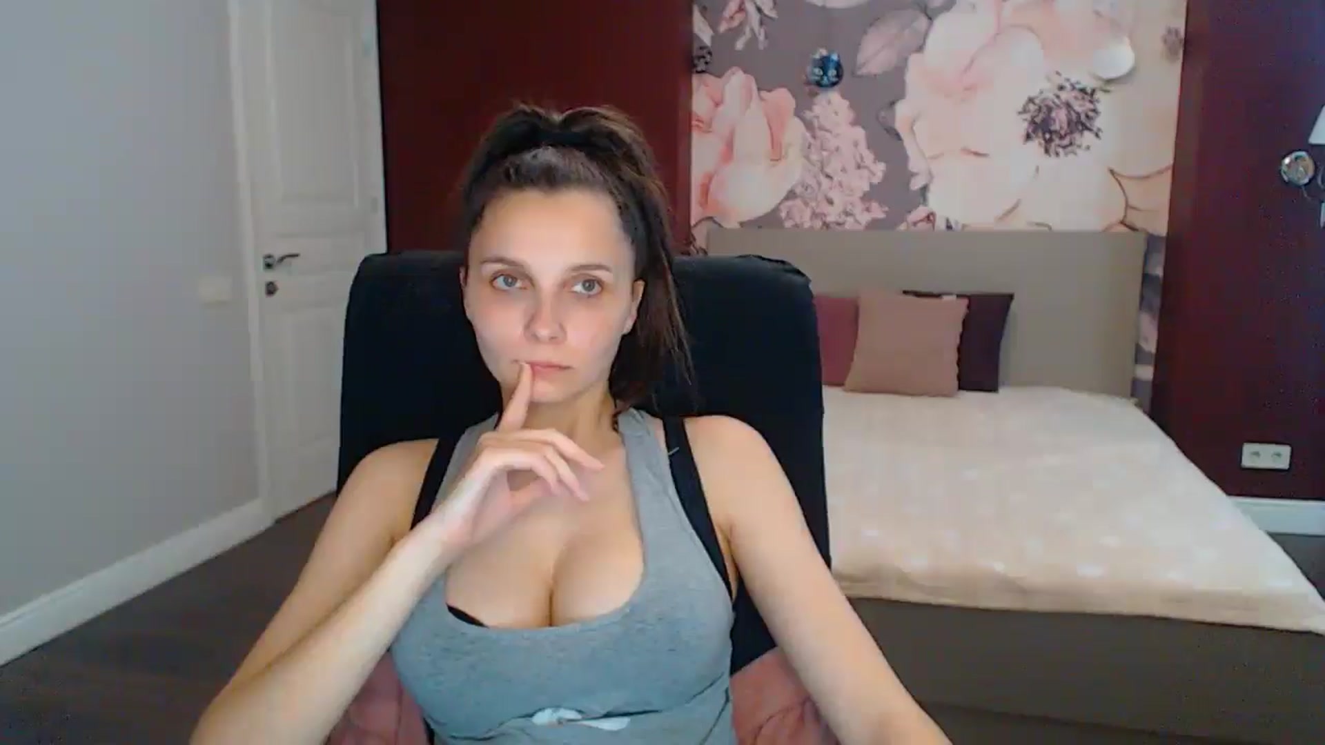 Gallery image thumbnail from Karina_Mils's myfreecams stream on, 06/16/2025, 10:58 image 19 of 20