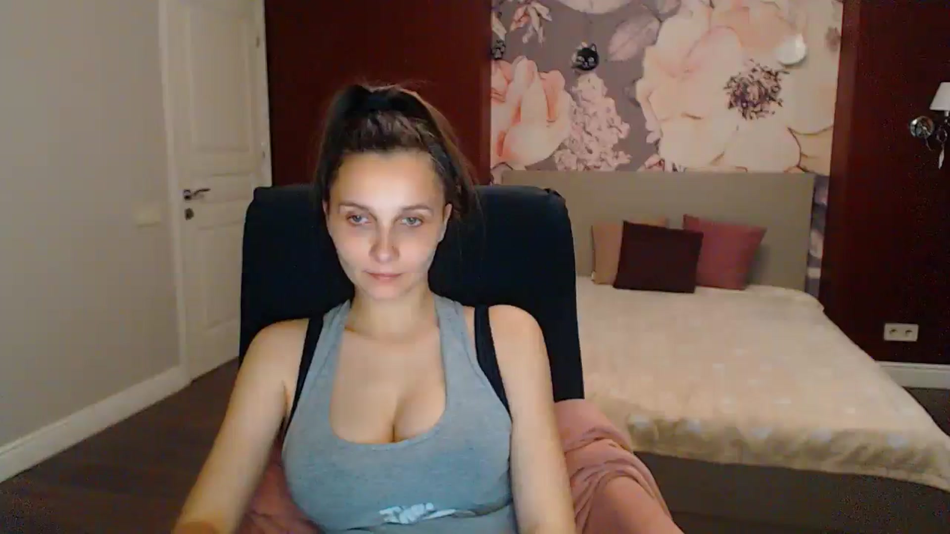 Gallery image thumbnail from Karina_Mils's myfreecams stream on, 06/21/2025, 17:21 image 18 of 20