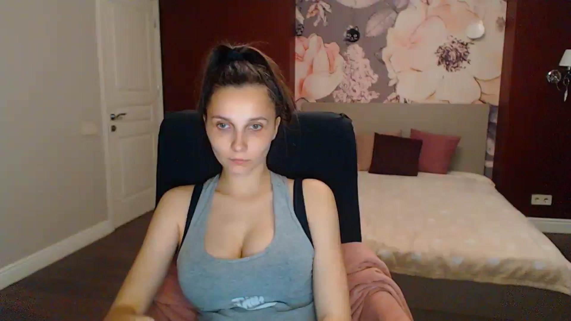 Gallery image thumbnail from Karina_Mils's myfreecams stream on, 06/21/2025, 17:21 image 16 of 20
