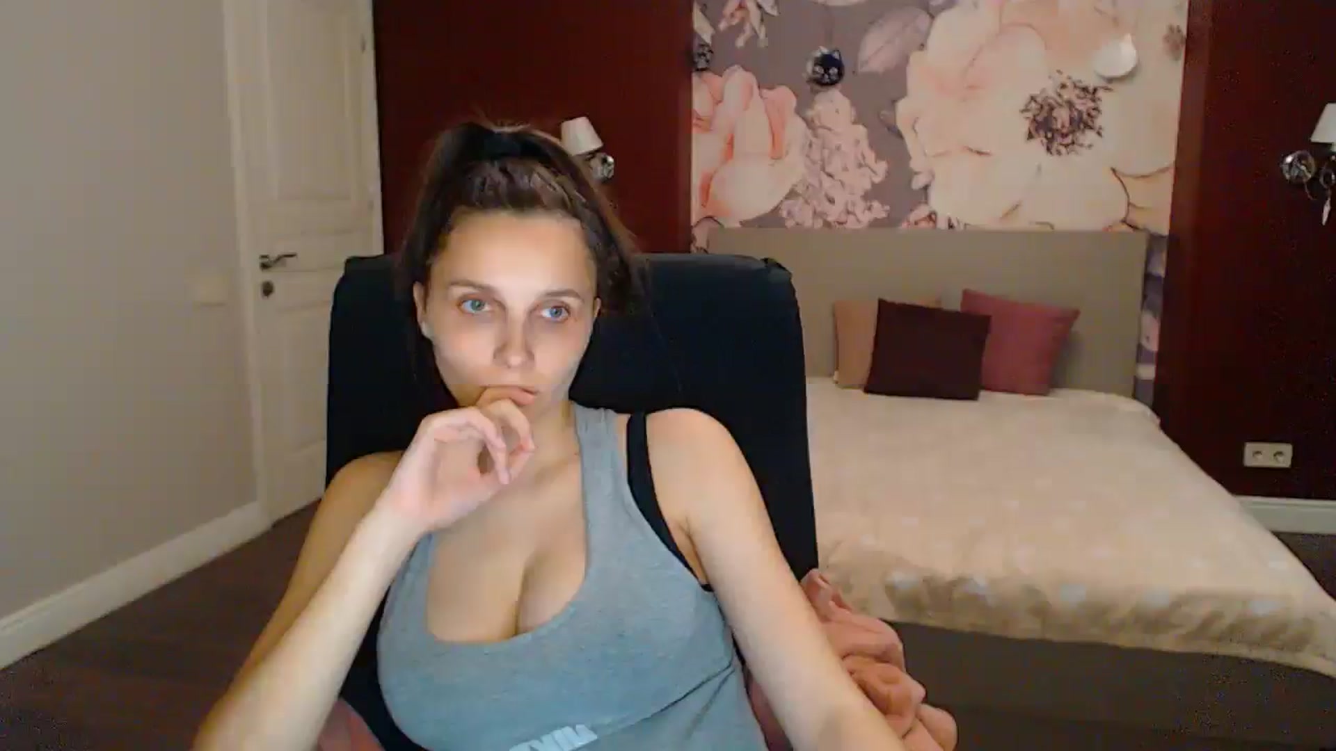 Gallery image thumbnail from Karina_Mils's myfreecams stream on, 06/21/2025, 17:21 image 3 of 20