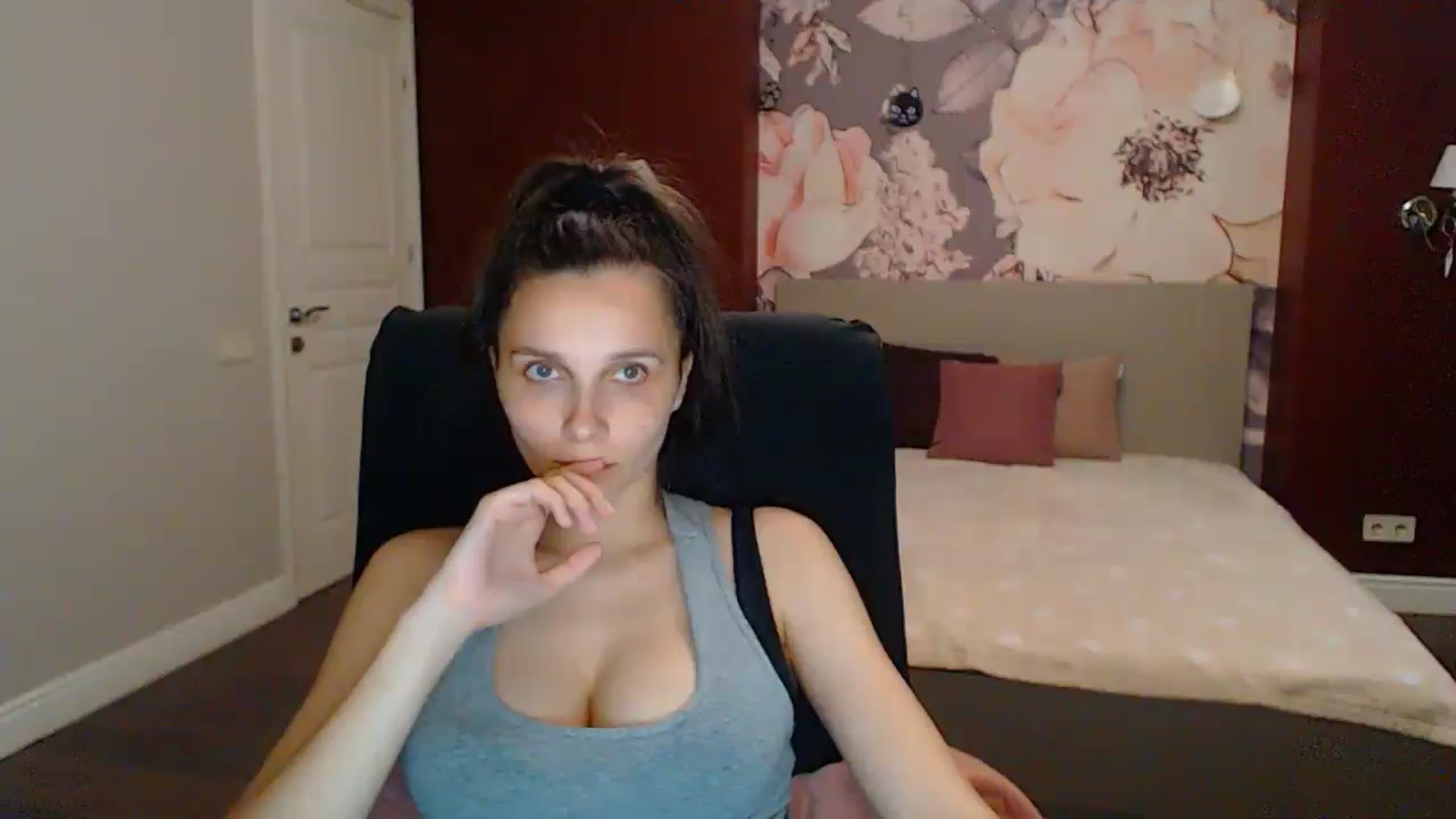 Gallery image thumbnail from Karina_Mils's myfreecams stream on, 06/22/2025, 17:36 image 9 of 20