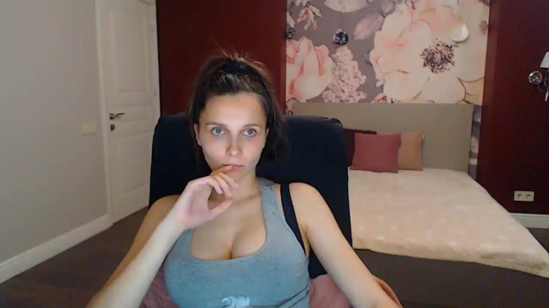 Gallery image thumbnail from Karina_Mils's myfreecams stream on, 06/22/2025, 17:36 image 3 of 20