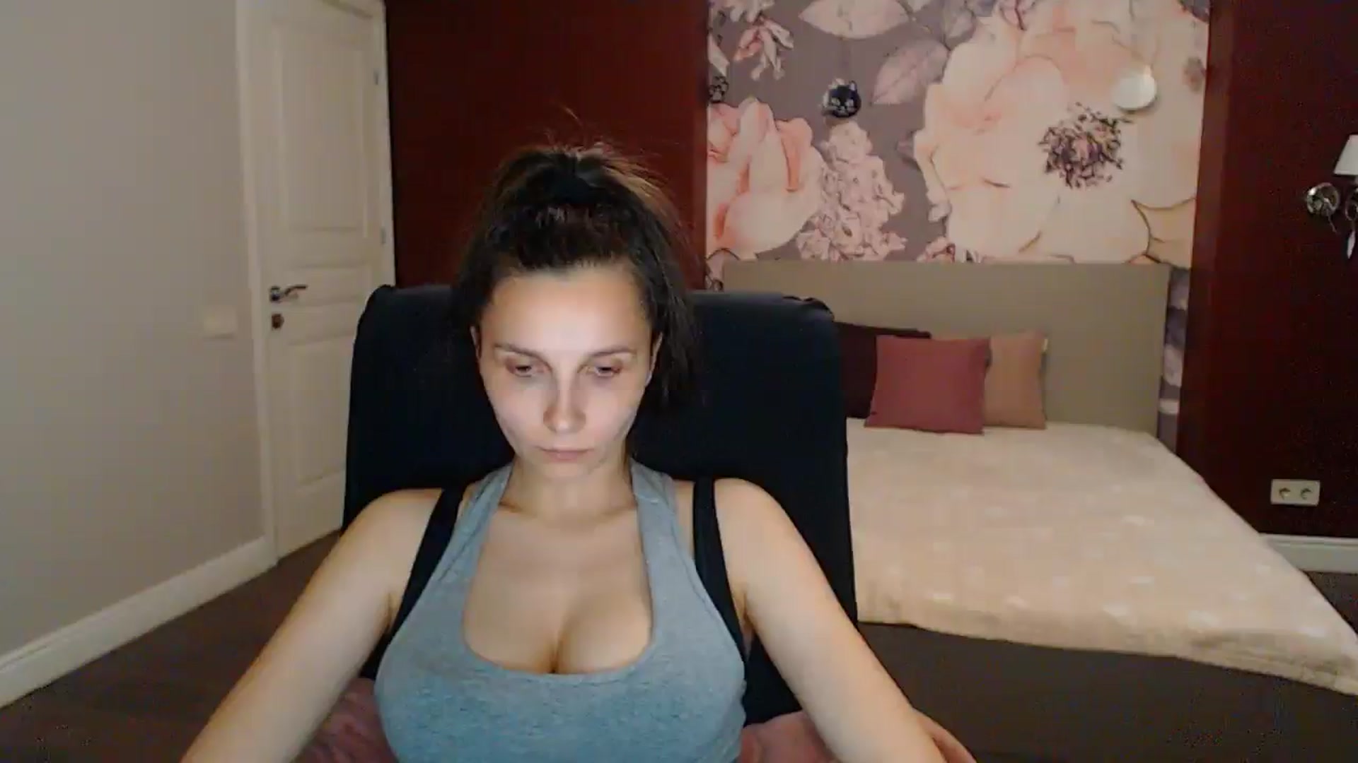 Gallery image thumbnail from Karina_Mils's myfreecams stream on, 06/22/2025, 17:36 image 10 of 20