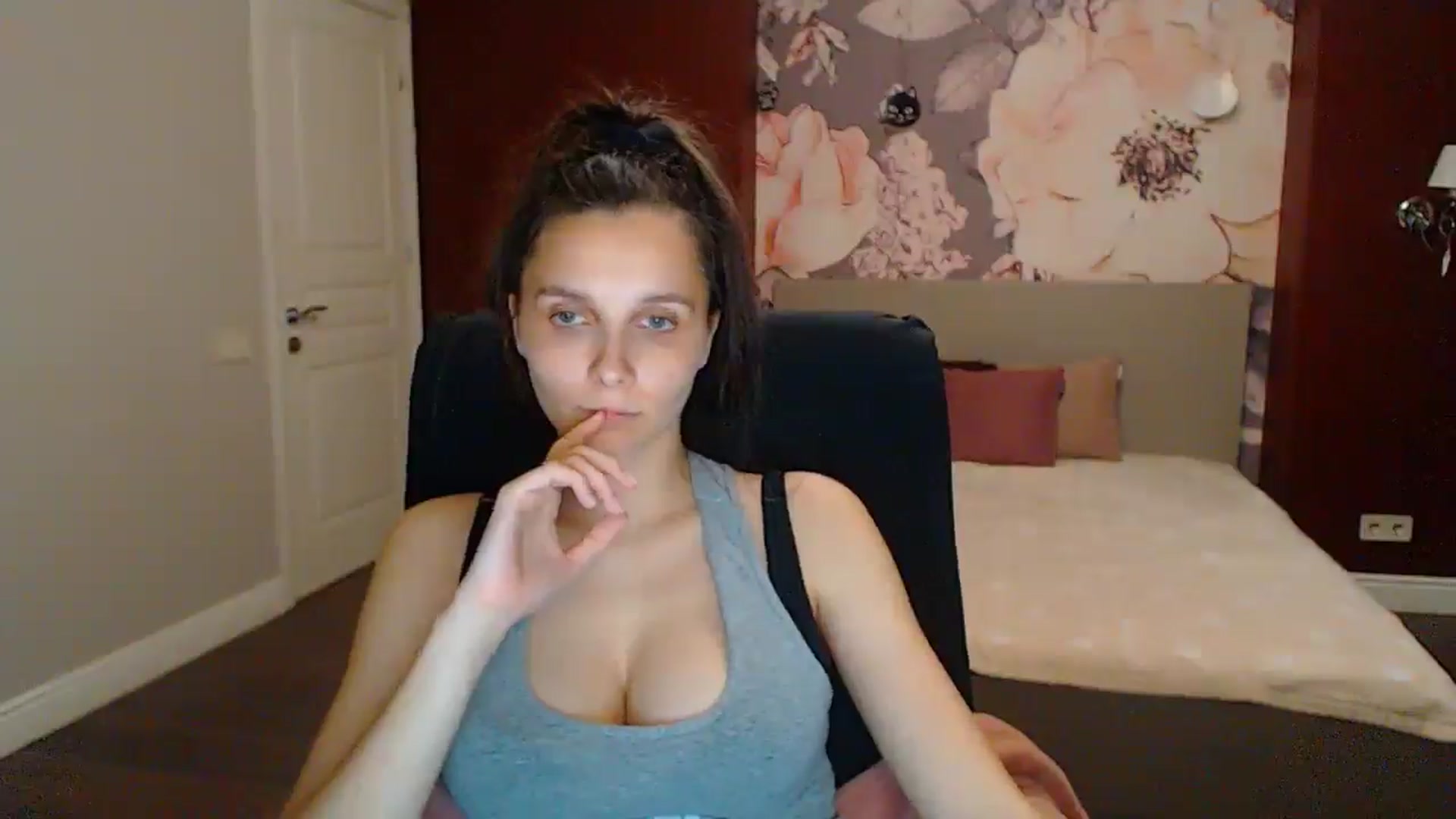 Gallery image thumbnail from Karina_Mils's myfreecams stream on, 06/22/2025, 18:23 image 10 of 20