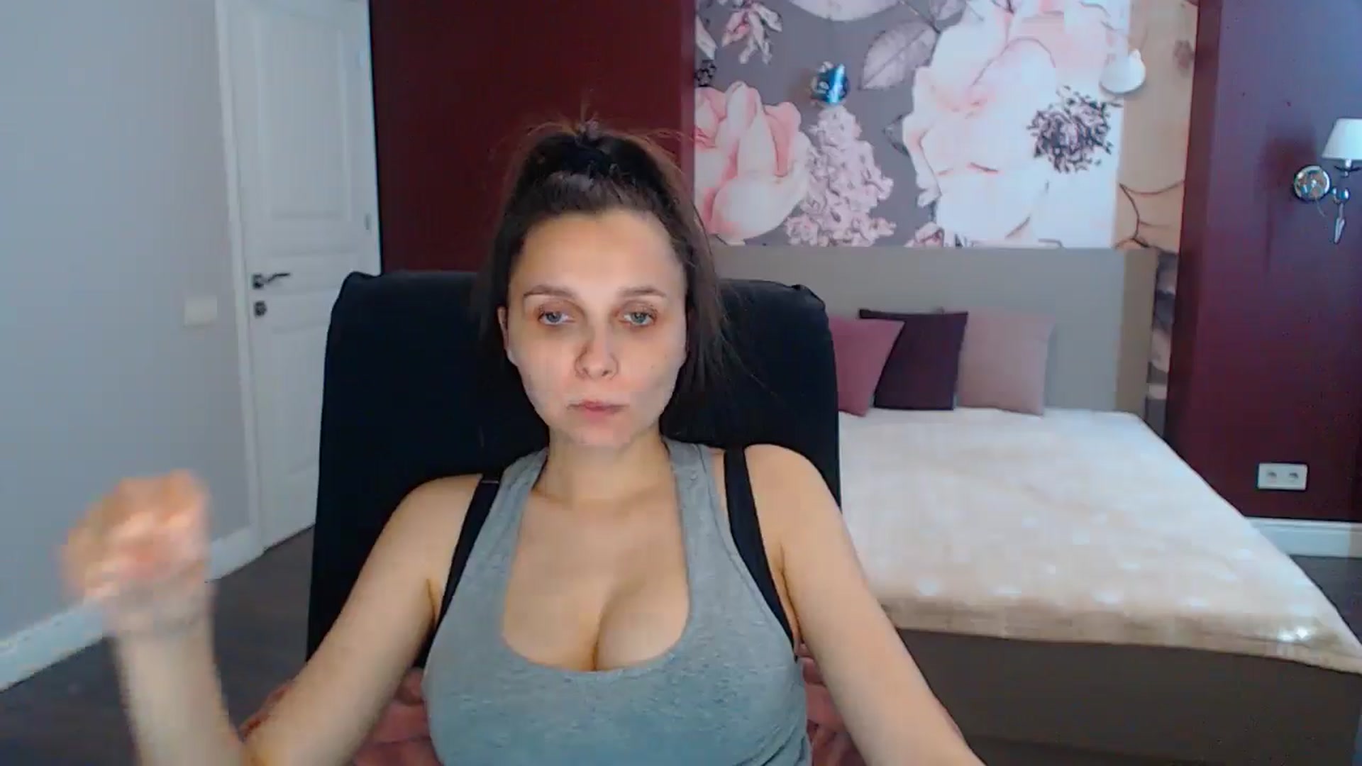 Gallery image thumbnail from Karina_Mils's myfreecams stream on, 06/27/2025, 14:03 image 18 of 20