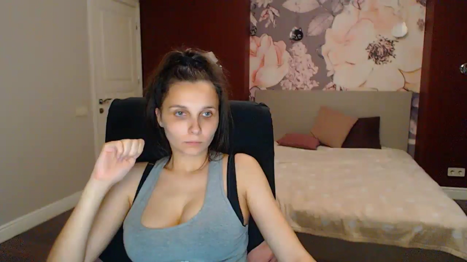 Gallery image thumbnail from Karina_Mils's myfreecams stream on, 06/27/2025, 20:05 image 18 of 20