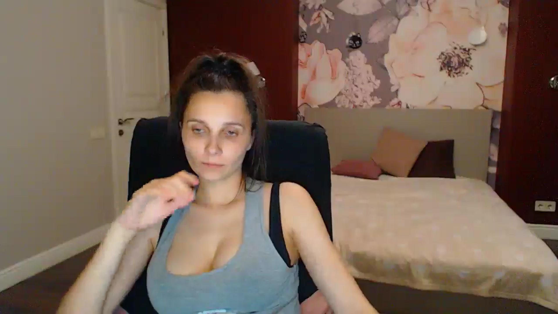 Gallery image thumbnail from Karina_Mils's myfreecams stream on, 06/27/2025, 20:05 image 10 of 20