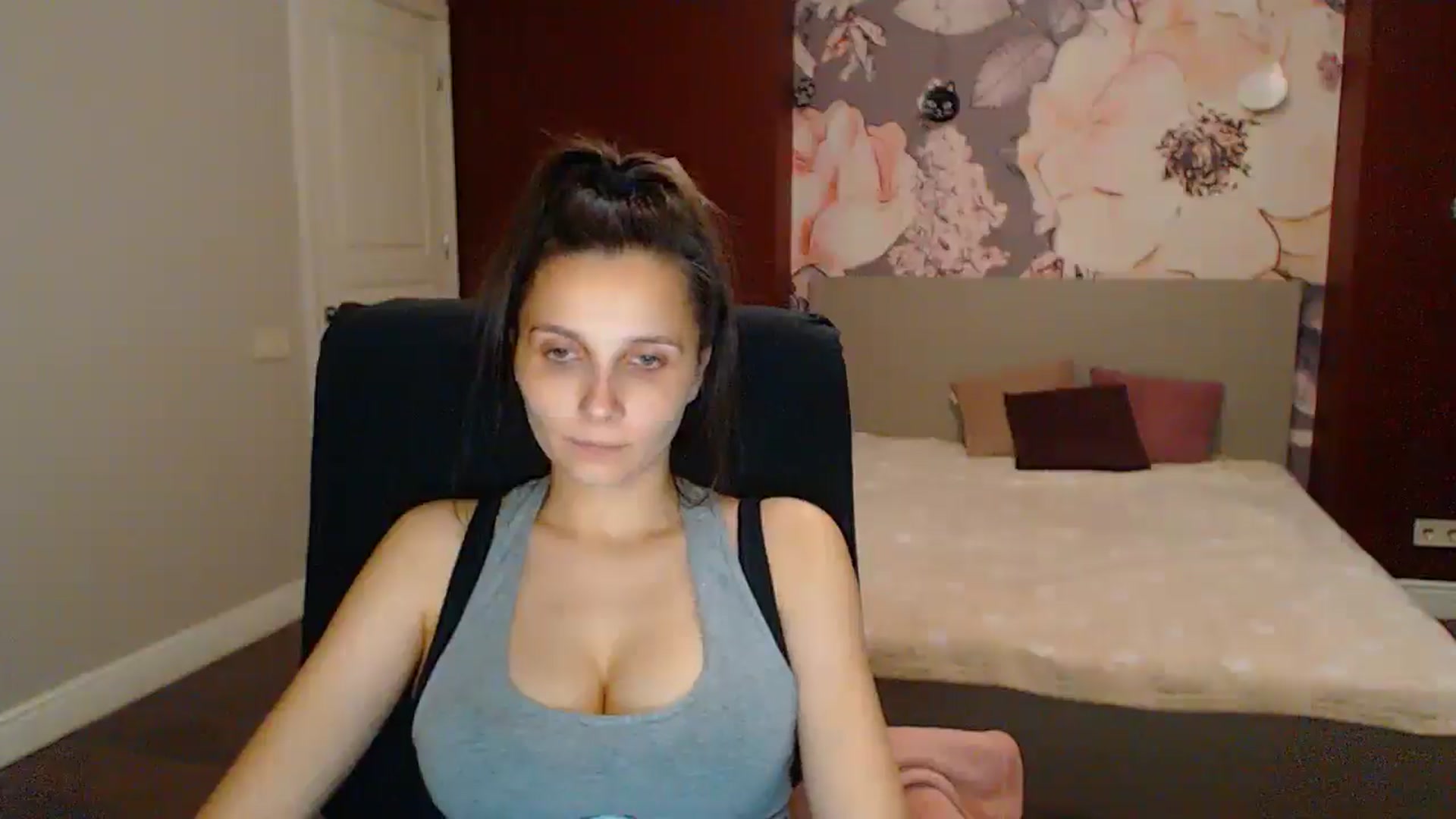 Gallery image thumbnail from Karina_Mils's myfreecams stream on, 06/28/2025, 19:23 image 17 of 20