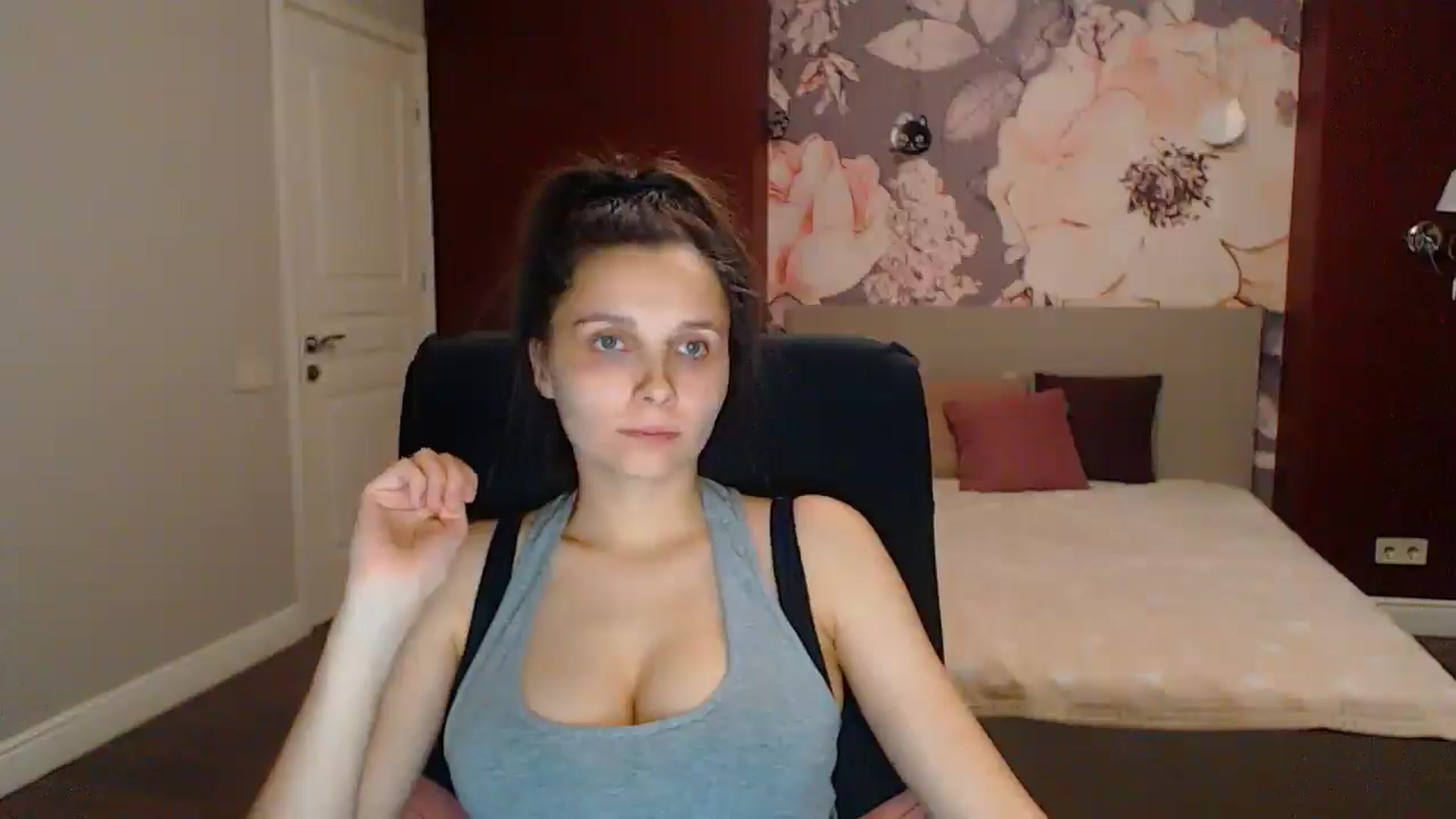 Gallery image thumbnail from Karina_Mils's myfreecams stream on, 07/04/2025, 18:58 image 6 of 20