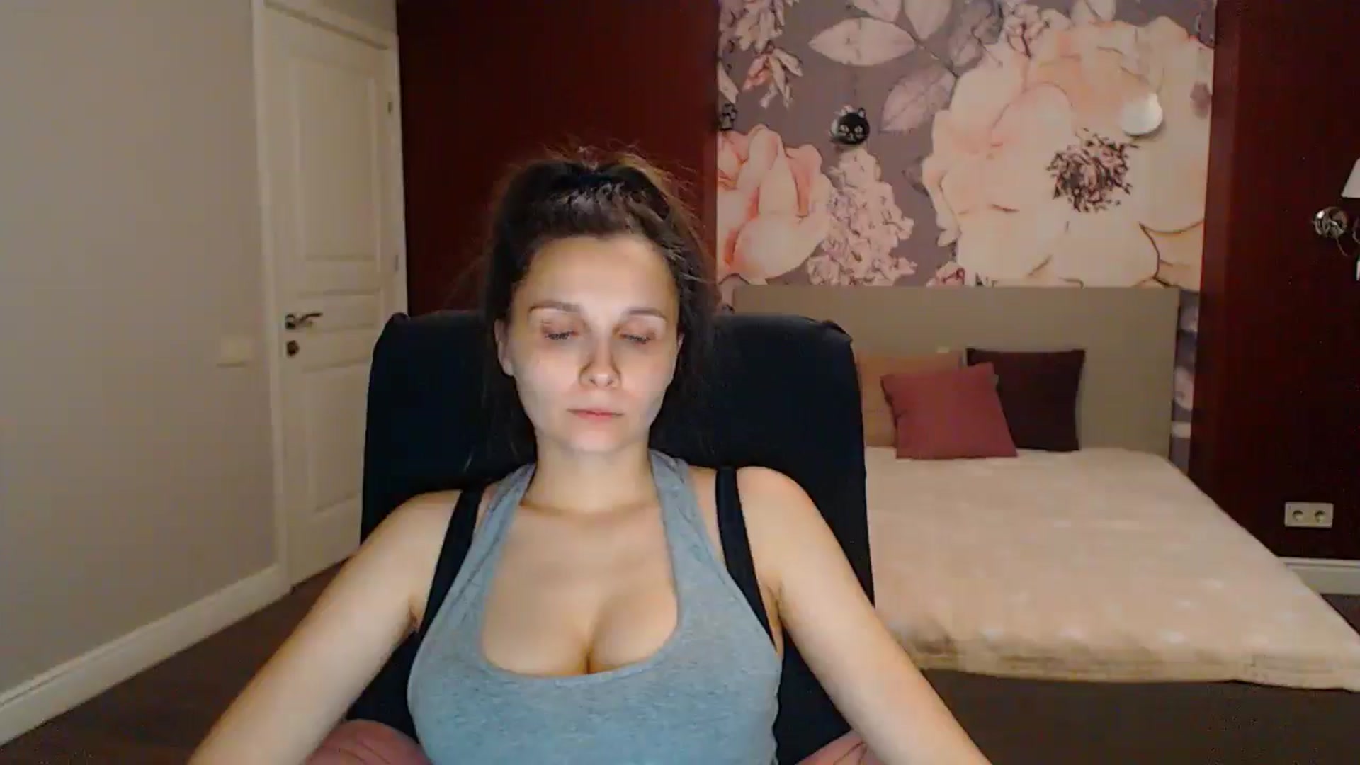 Gallery image thumbnail from Karina_Mils's myfreecams stream on, 07/04/2025, 18:58 image 13 of 20