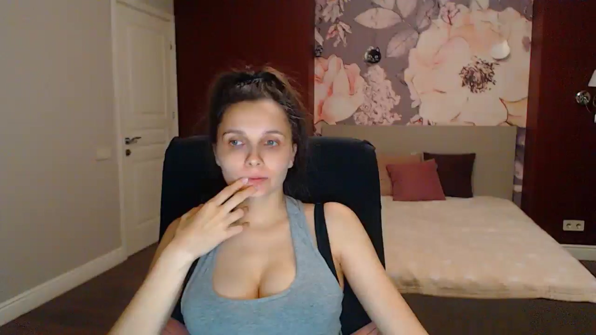 Gallery image thumbnail from Karina_Mils's myfreecams stream on, 07/04/2025, 18:58 image 7 of 20