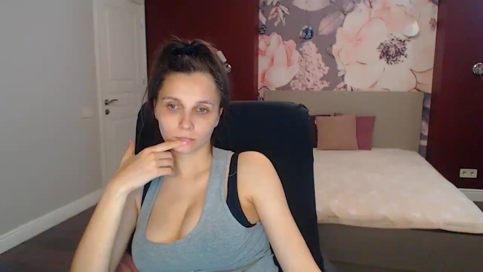 Gallery image thumbnail from Karina_Mils's myfreecams stream on, 07/06/2025, 15:28 image 13 of 20