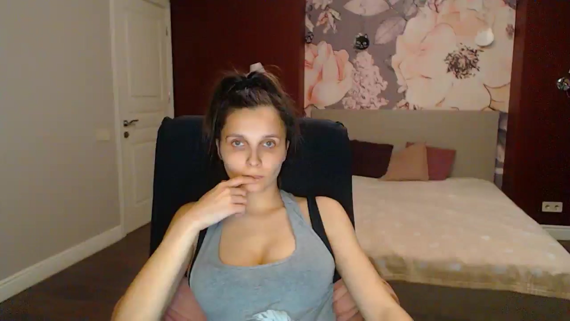 Gallery image thumbnail from Karina_Mils's myfreecams stream on, 07/06/2025, 19:46 image 16 of 20
