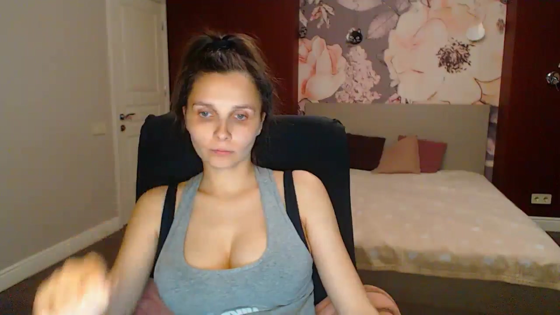 Gallery image thumbnail from Karina_Mils's myfreecams stream on, 07/06/2025, 19:46 image 10 of 20