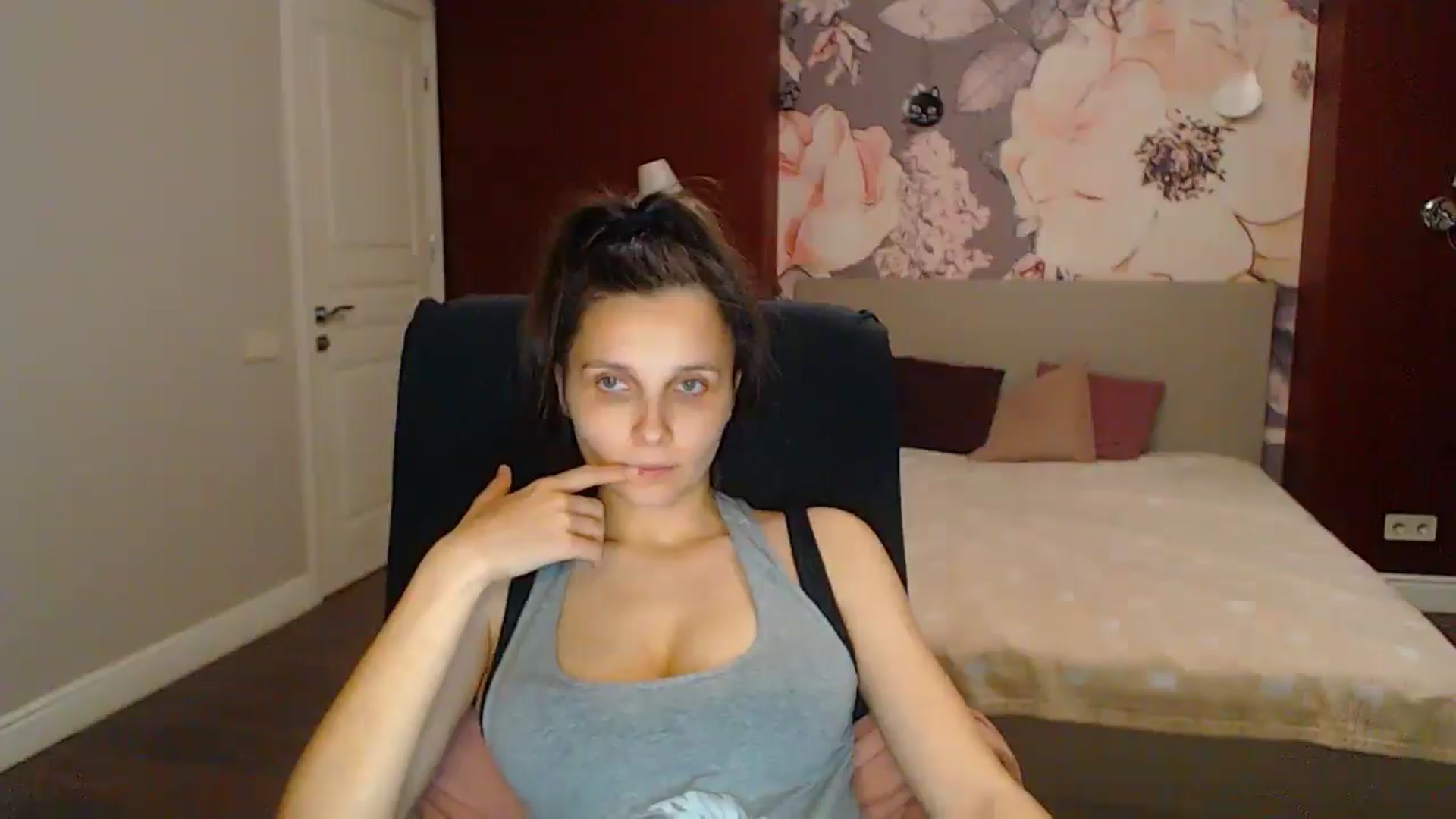 Gallery image thumbnail from Karina_Mils's myfreecams stream on, 07/06/2025, 19:46 image 17 of 20
