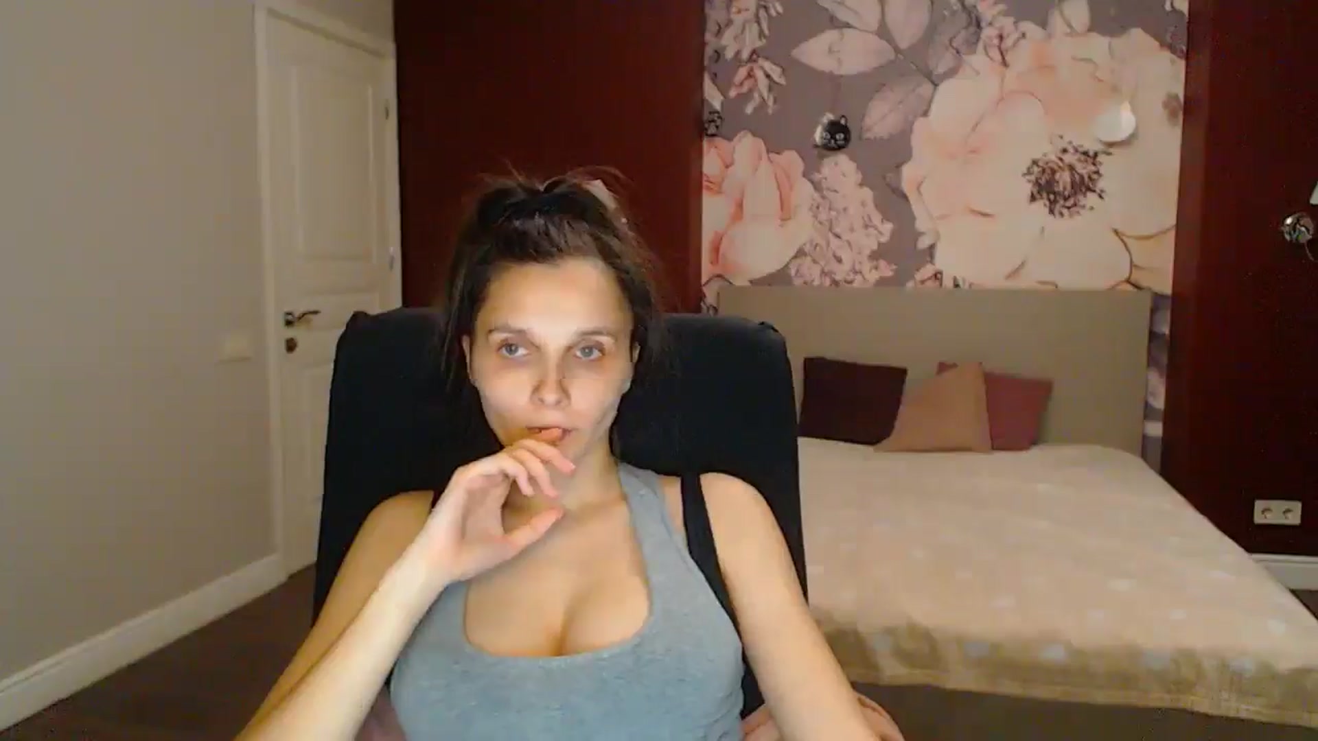 Gallery image thumbnail from Karina_Mils's myfreecams stream on, 07/06/2025, 19:46 image 14 of 20